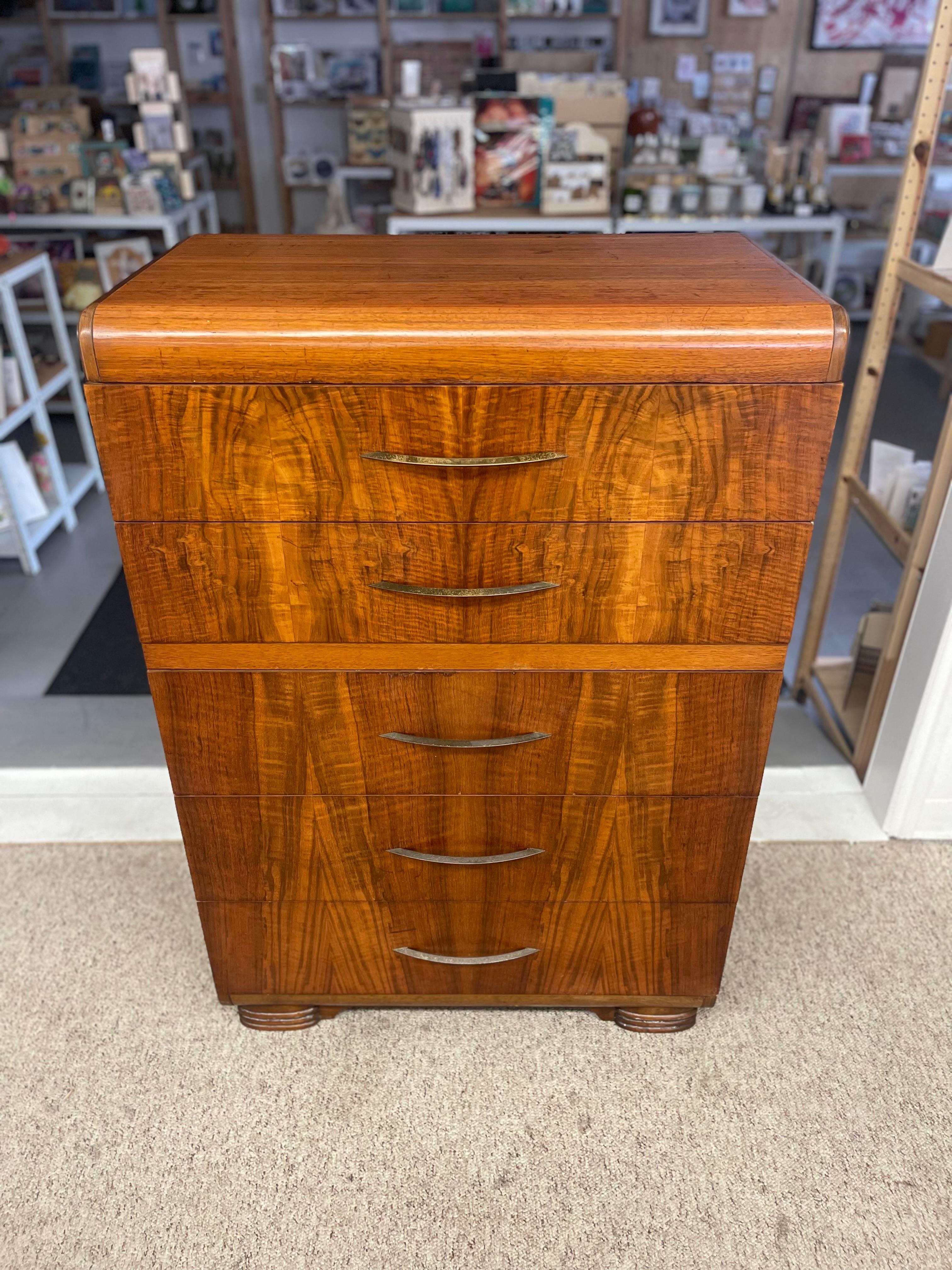 Cómoda Art Decó Waterfall Tallboy en chapa de nogal a juego, posiblemente años 30 Nogal en venta