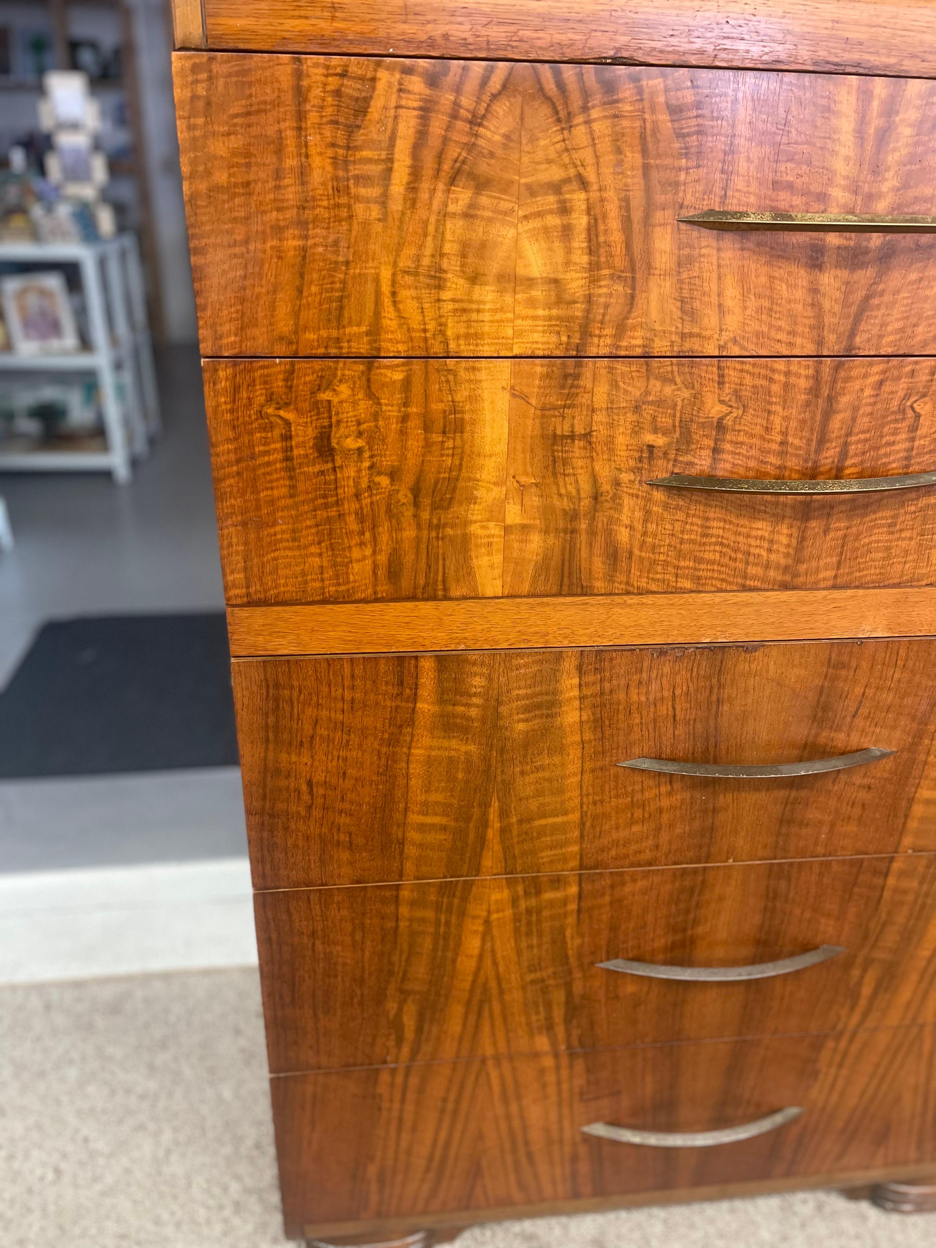 Cómoda Art Decó Waterfall Tallboy en chapa de nogal a juego, posiblemente años 30 en venta 2
