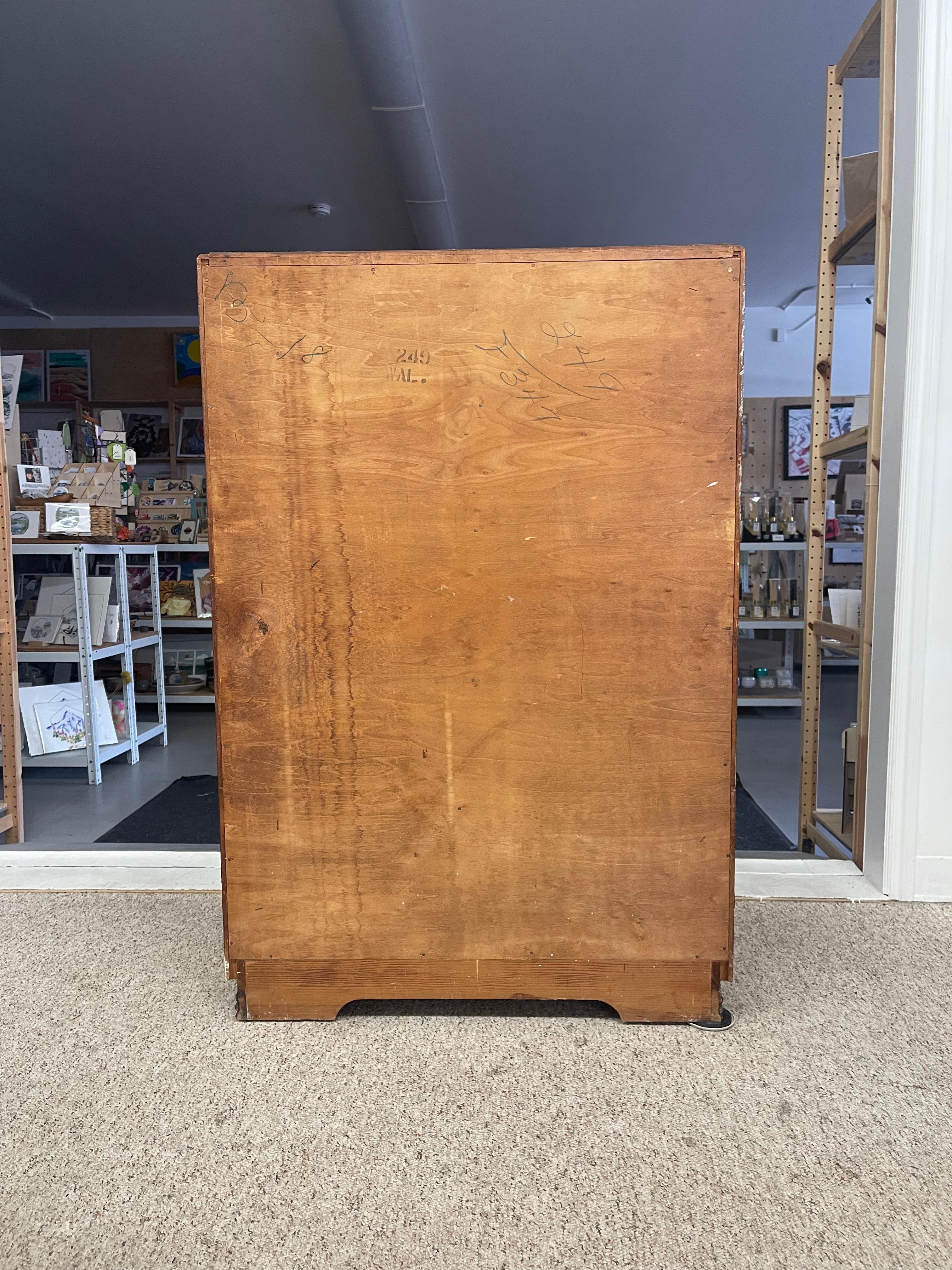 Cómoda Art Decó Waterfall Tallboy en chapa de nogal a juego, posiblemente años 30 en venta 4