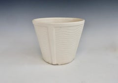 Design a onda Art Deco su vaso McCoy bianco opaco e robusto