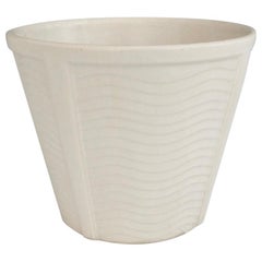 Pot de jardinière Art déco à motif de vague de McCoy blanc mat garnissant