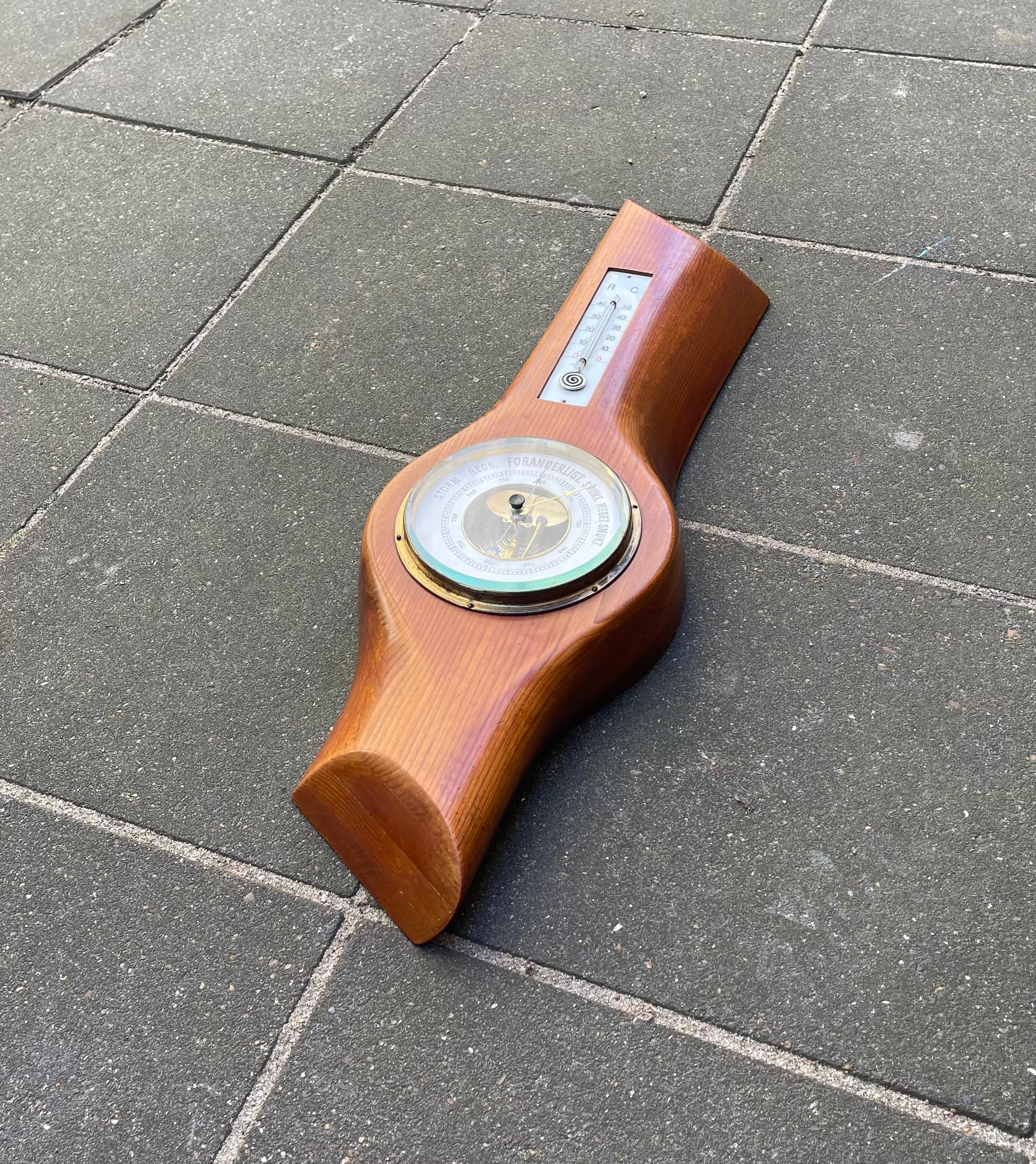 Station météorologique insolite, sculpturale et unique en son genre, fabriquée à partir d'une grande hélice d'avion en bois. Elle a été modifiée à la main par des professionnels au Danemark à la fin des années 1930, probablement à partir d'une
