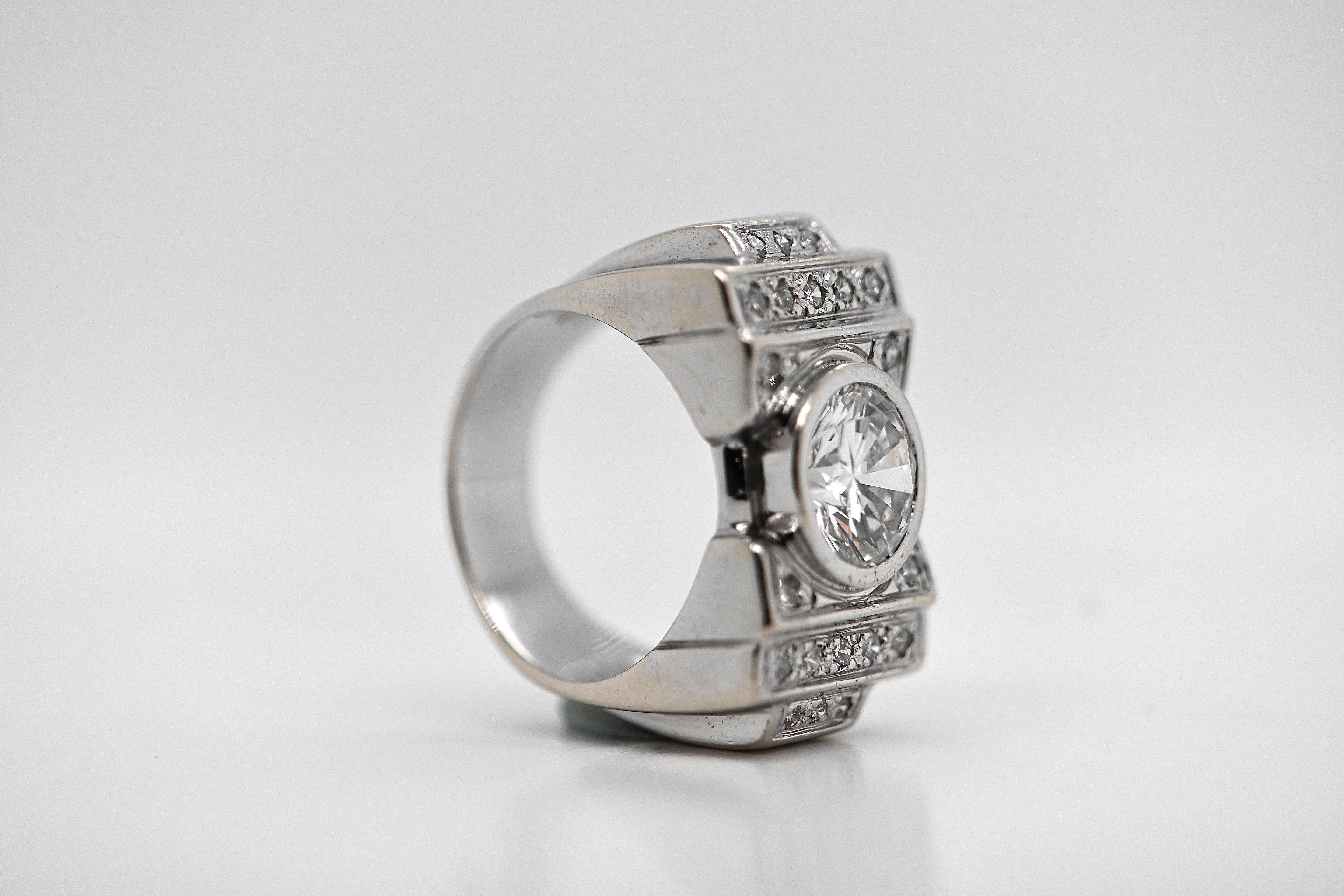 Besiegeln Sie Ihre ewige Liebe mit diesem prächtigen Ehering, einem Symbol der Vereinigung für ein ganzes Leben. Dieser vom Art-Déco-Stil inspirierte Ring ist mit funkelnden Diamanten besetzt, die ein faszinierendes Funkeln erzeugen, das mit