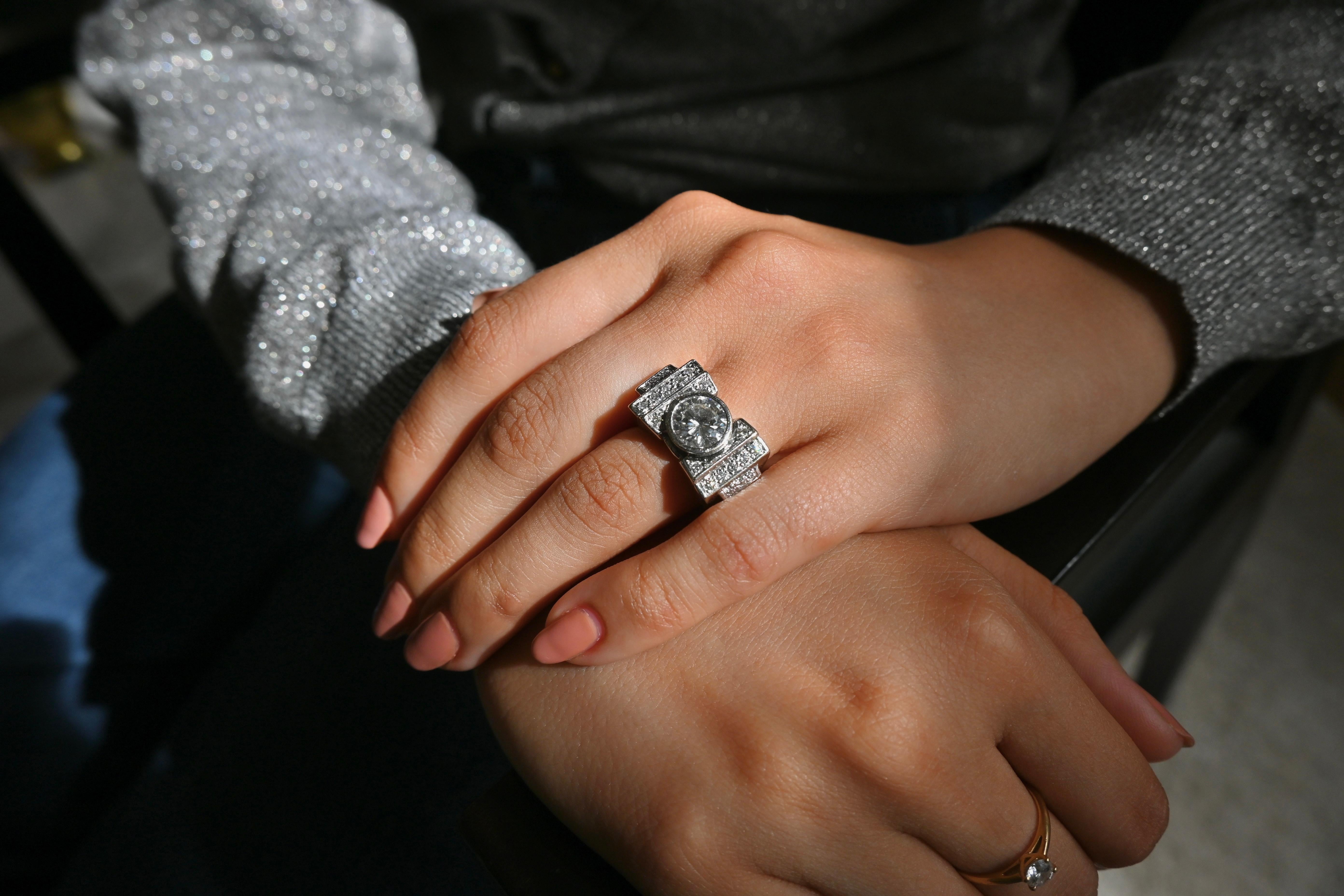Women's Art Deco Wedding Ring 21 diamonds 2.5 Karat 18 Karat White Gold For Sale