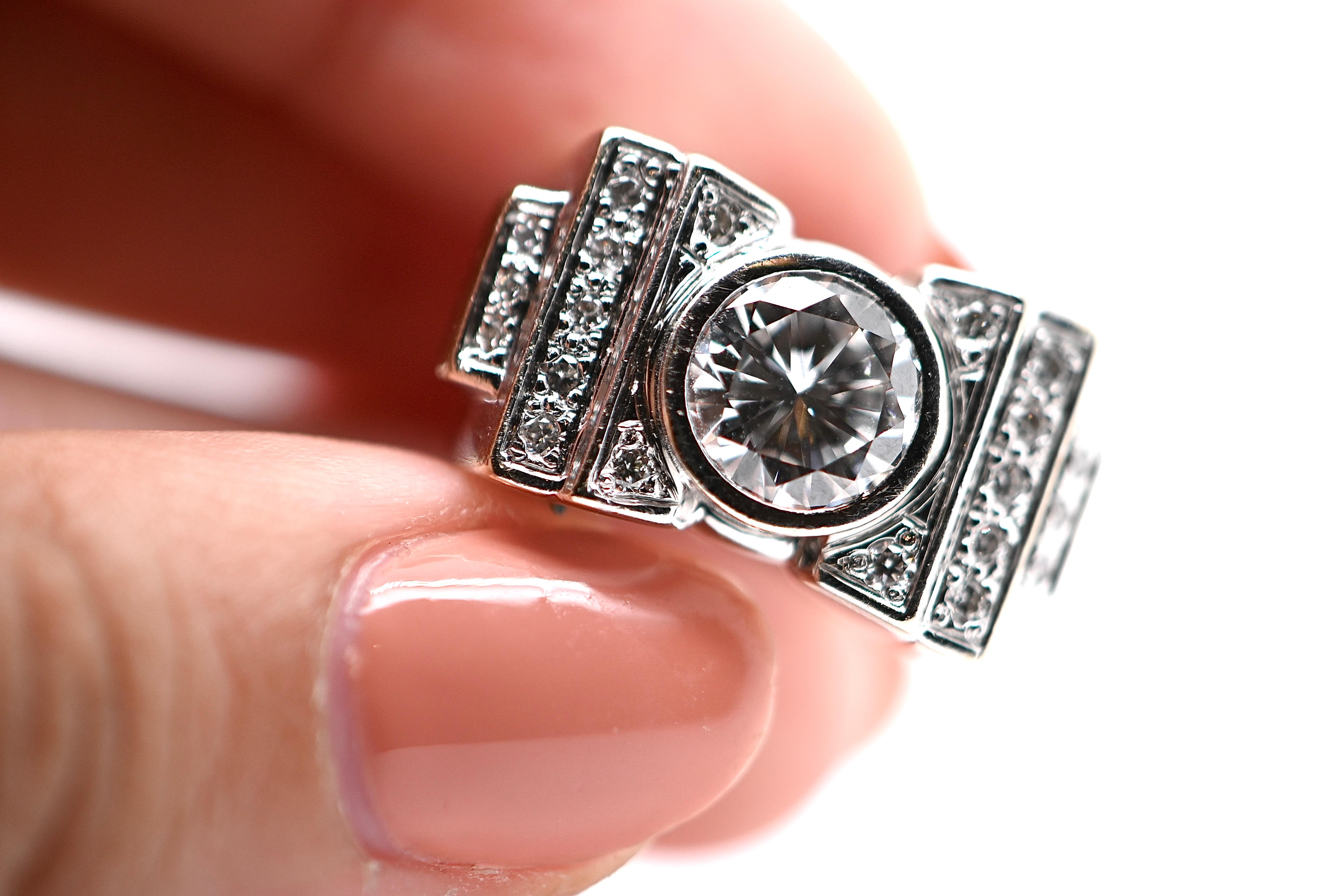 Art Deco Ehering 21 Diamanten 2,5 Karat 18 Karat Weißgold im Angebot 1