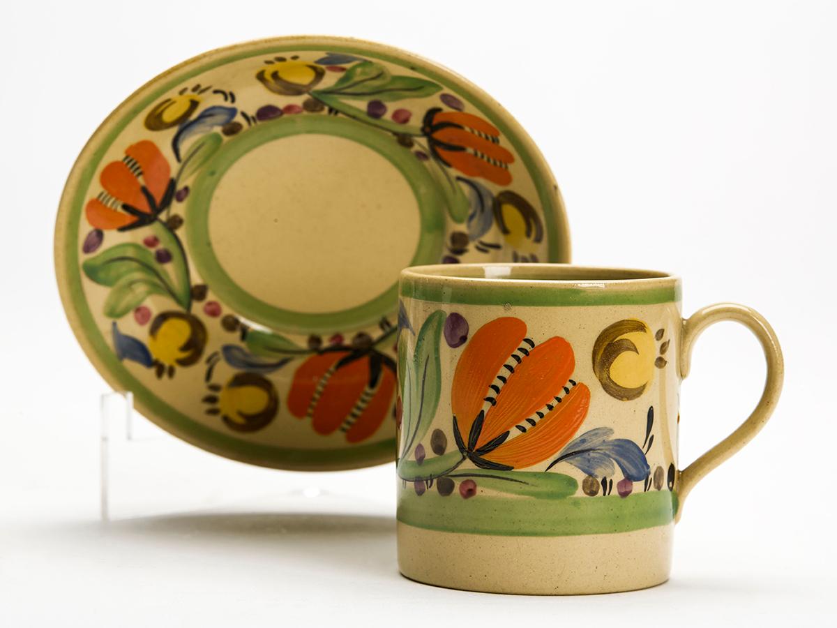 Lattina da caffè e piattino in stile Art Deco Wedgwood con motivi floreali, disegnati dalla famosa Millicent (Millie) Jane Taplin (inglese, 1902-1980) e datati intorno al 1930. 

Millie era una rinomata pittrice di ceramiche che si è formata con