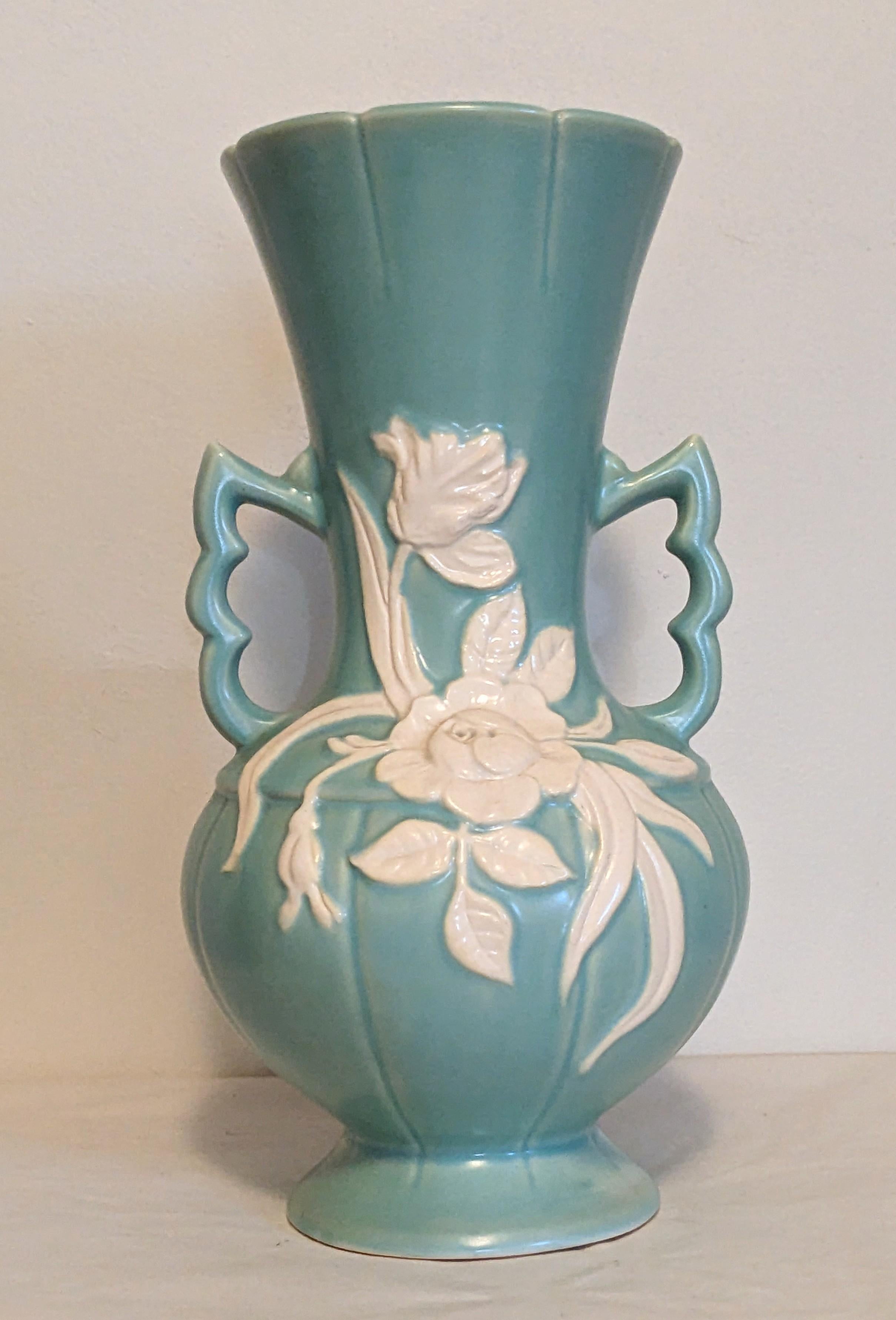 Attraktive Art-Deco-Vase aus Weller-Keramik in hellem Türkis mit elfenbeinfarbenen Blumenmotiven.
1940er Jahre USA. 13