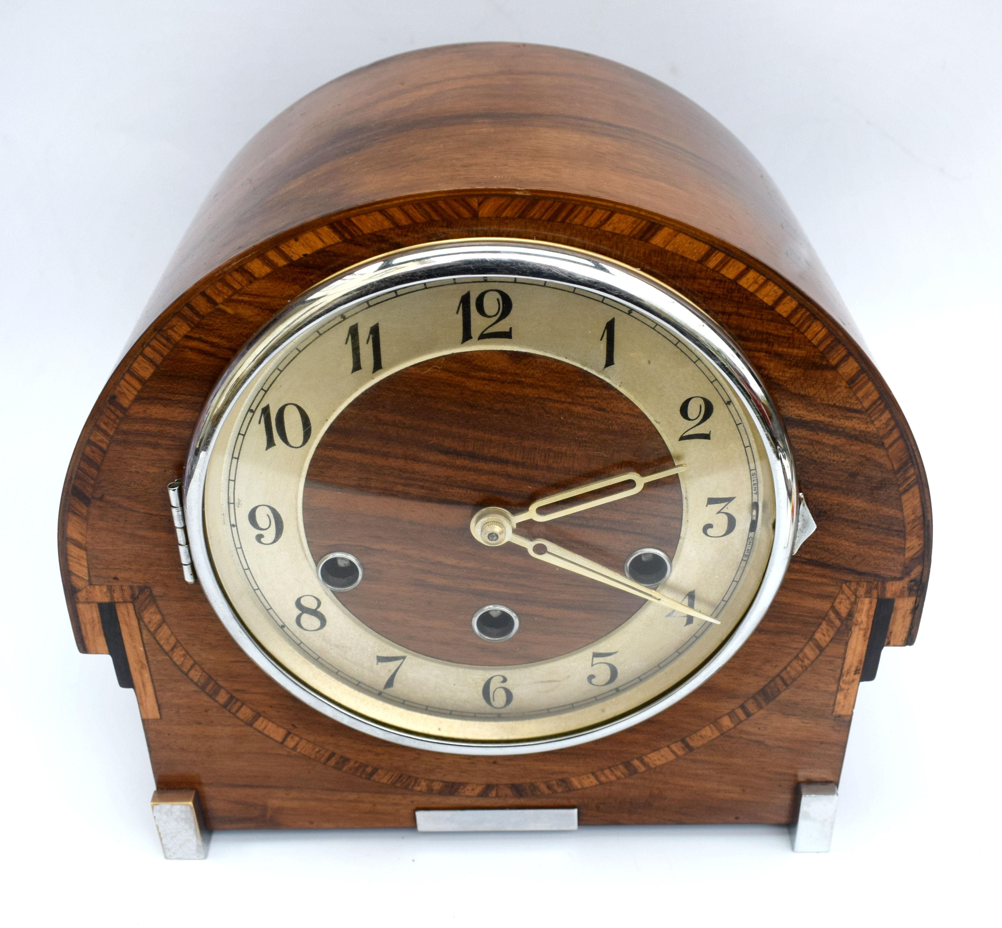 For your consideration is this very good quality and extremely attractive Art Deco mantel (fireplace) clock made in Germany and dating to the 1930s by Thomas Haller. The casing is the real hero of this timepiece, great size with heavily figured