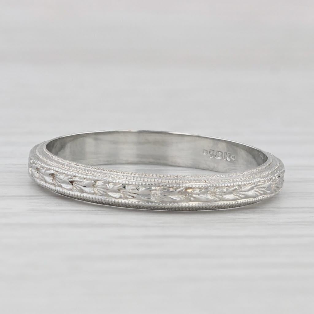 Metall: 18k Weißgold
Gewicht: 4,3 Gramm 
Briefmarken: 18k
Höhe über dem Finger: 1.8 mm
Breite des Bandes/Schaftes: 3.4 mm

Dieser Ring hat die Größe 11 1/4, kann aber gegen eine Gebühr von $25 um eine halbe Größe vergrößert werden.