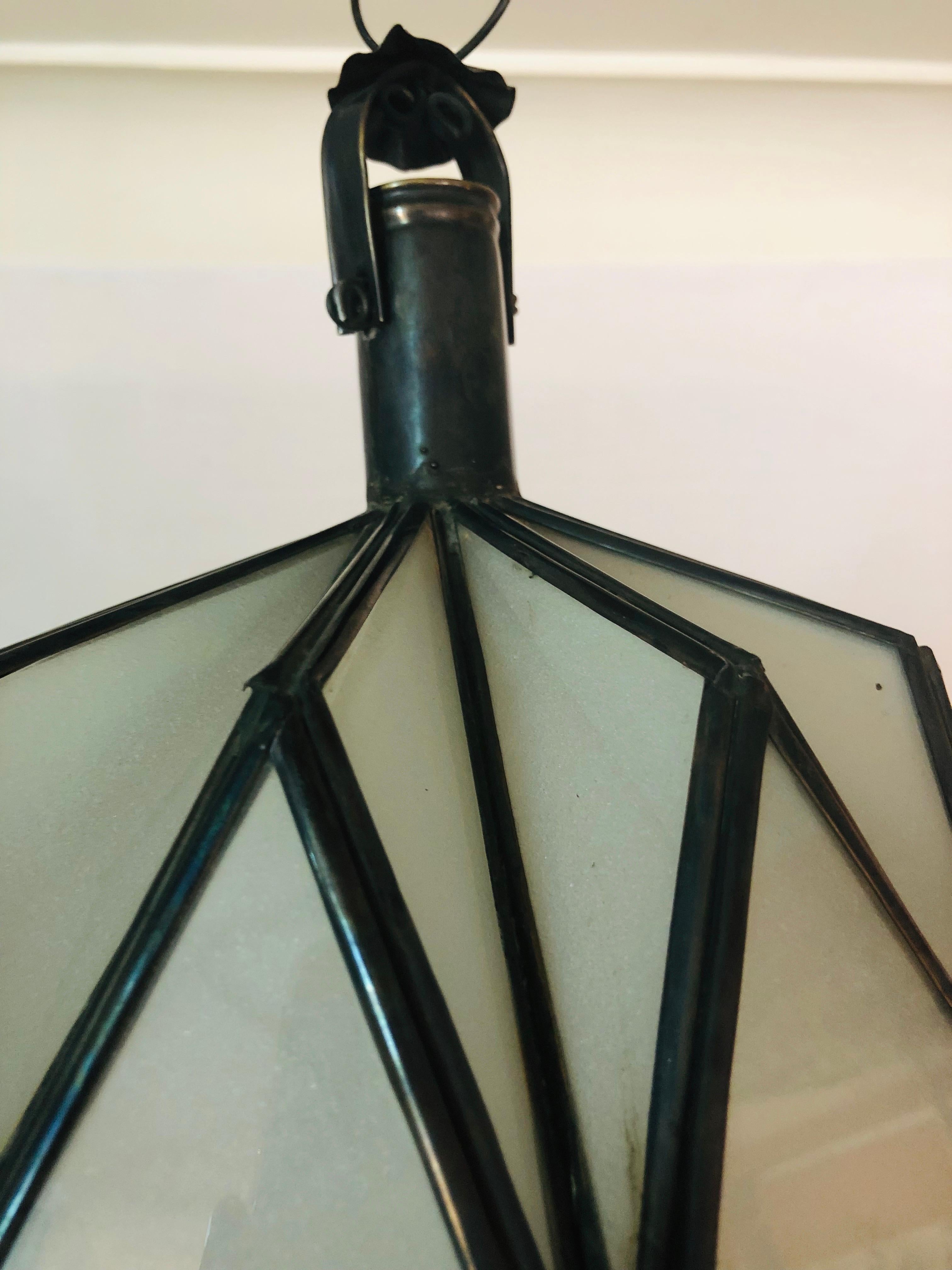 Lampadari, pendenti o lanterne a forma di cupola in stile Art Déco bianco latte, una coppia in vendita 10