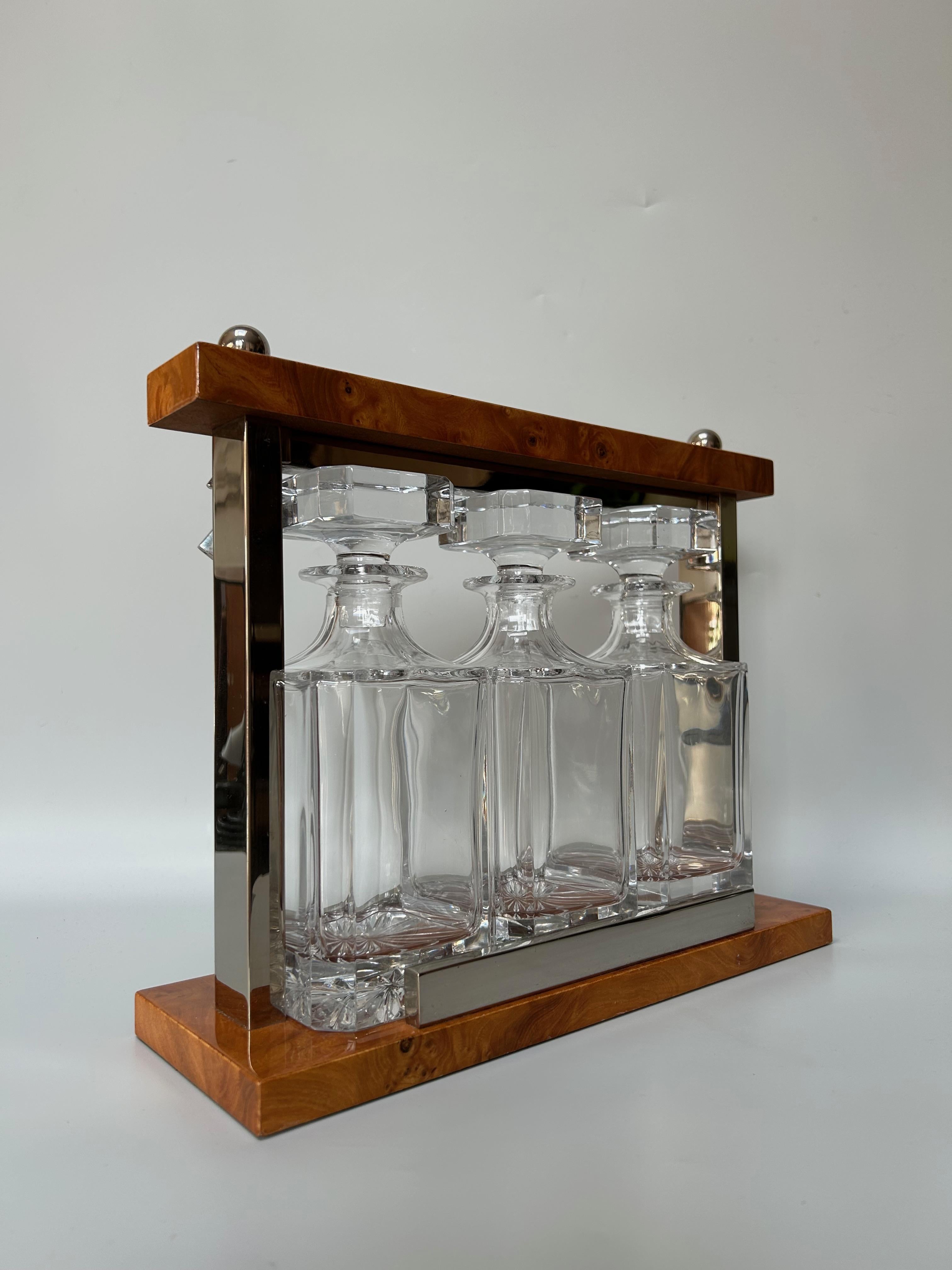 Cave à whisky Art Deco vers 1930.
Structure en bois et métal chromé.
3 carafes en cristal dans le style de Baccarat.
En très bon état.
1 petit éclat de vernis sur le dessus visible sur la photo 6.

Hauteur totale : 27,5 cm
Largeur : 11.5 cm
Longueur