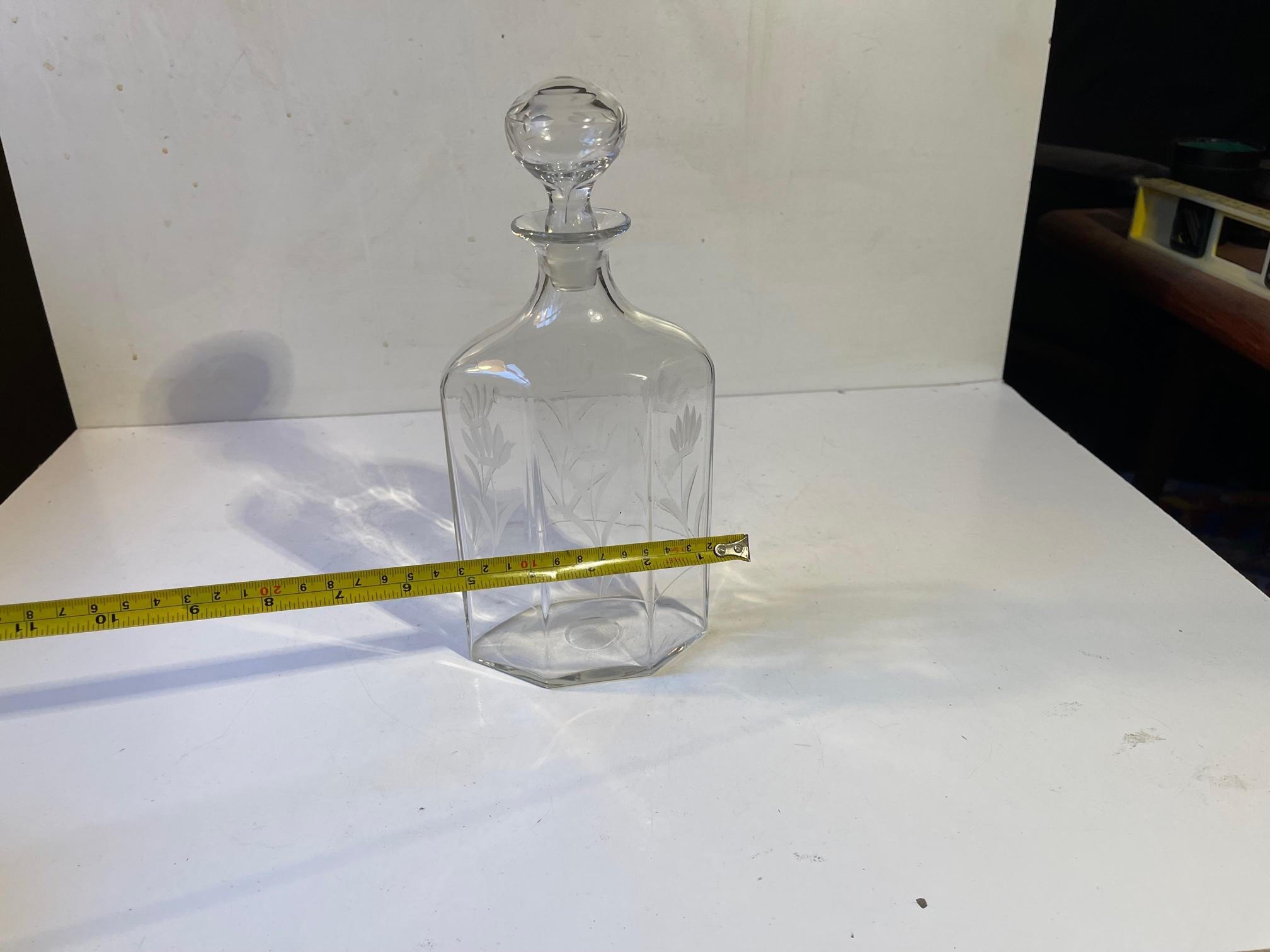 Art Deco Whiskey Decanter with Hand Etched Flowers in Glass For Sale 1