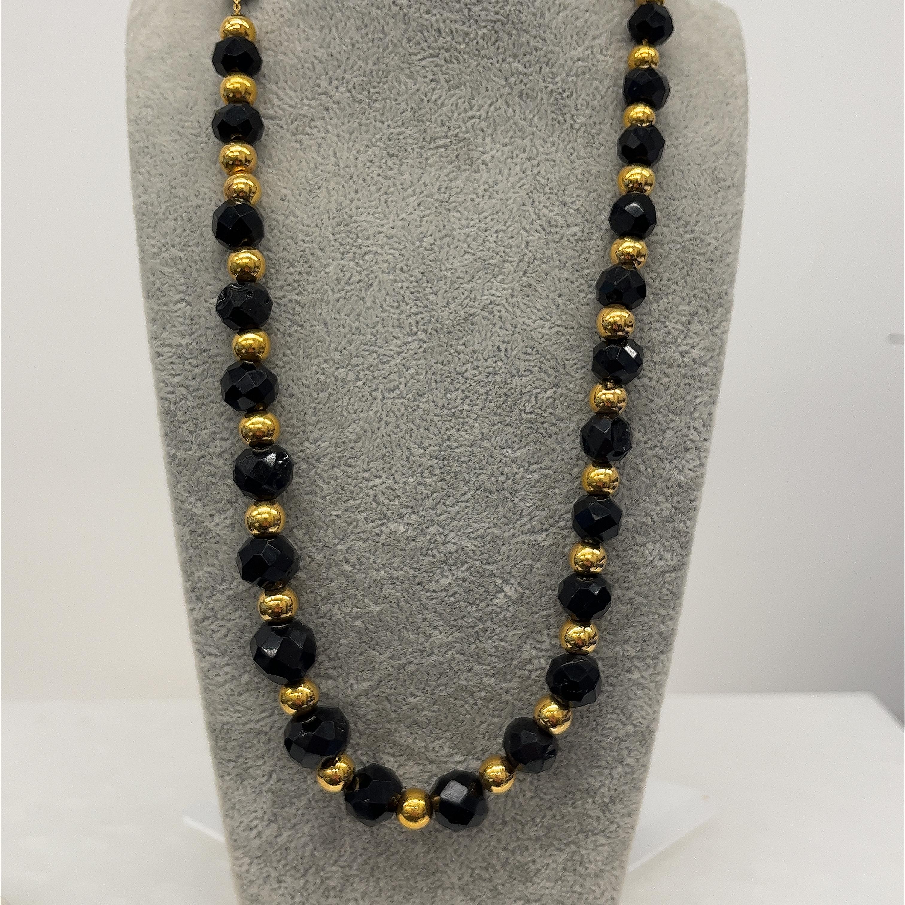 Art Deco Whitby Jet Necklace Black Jet and 18ct Yellow Gold Bead Necklace In Good Condition In London, GB
