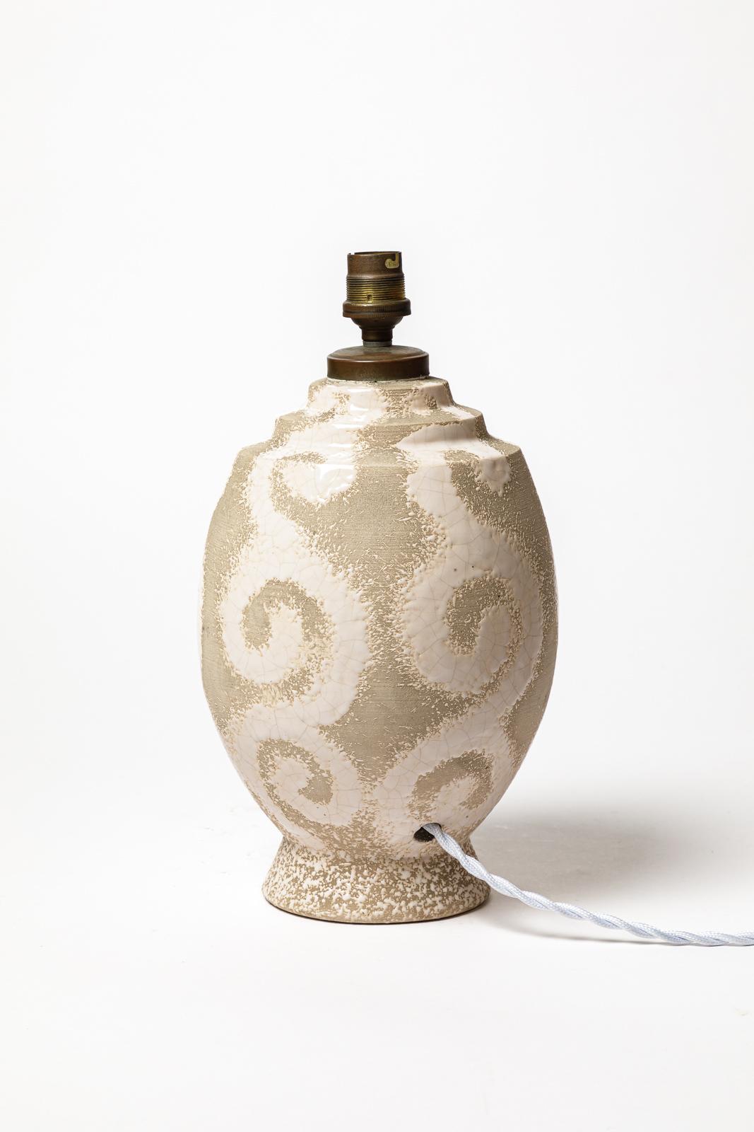 Dans le style de Jean Besnard 

Grande lampe de table art déco en céramique blanche et grise

Décoration abstraite en glaçure de céramique blanche

Condition originale parfaite.

Le système électrique est neuf

Céramique hauteur 26 cm
Hauteur avec