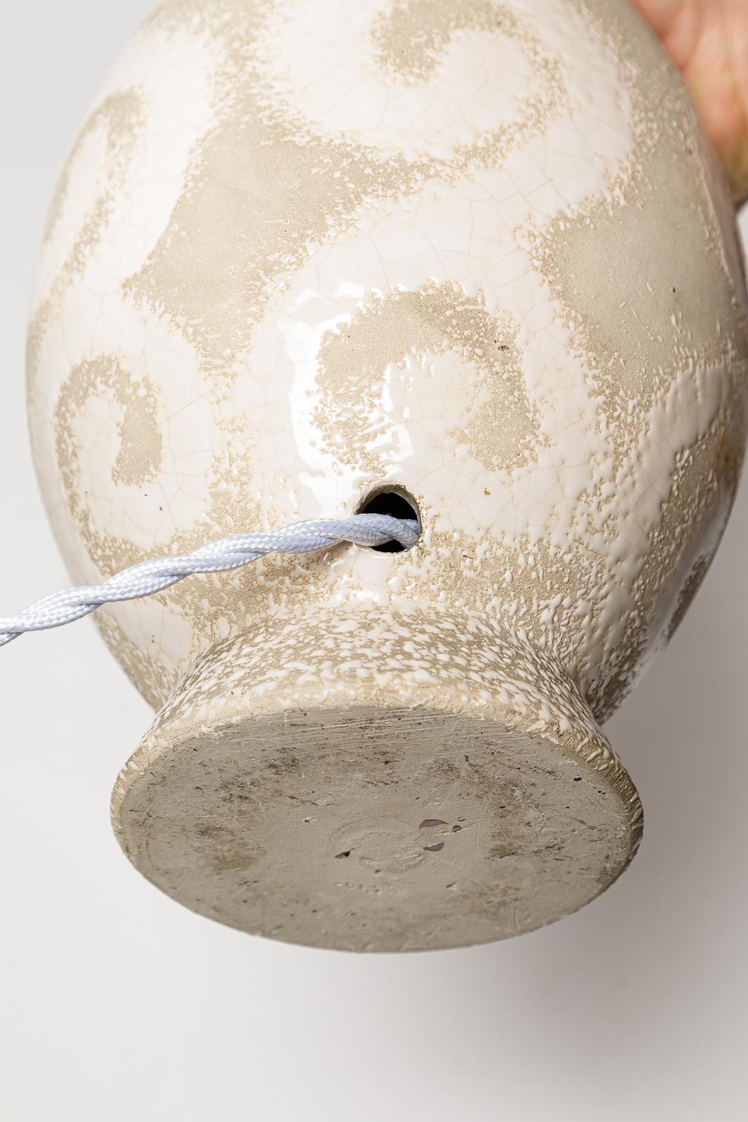 Français Lampe de table art déco blanche 20e siècle en céramique abstraite style Jean Besnard 1930 en vente