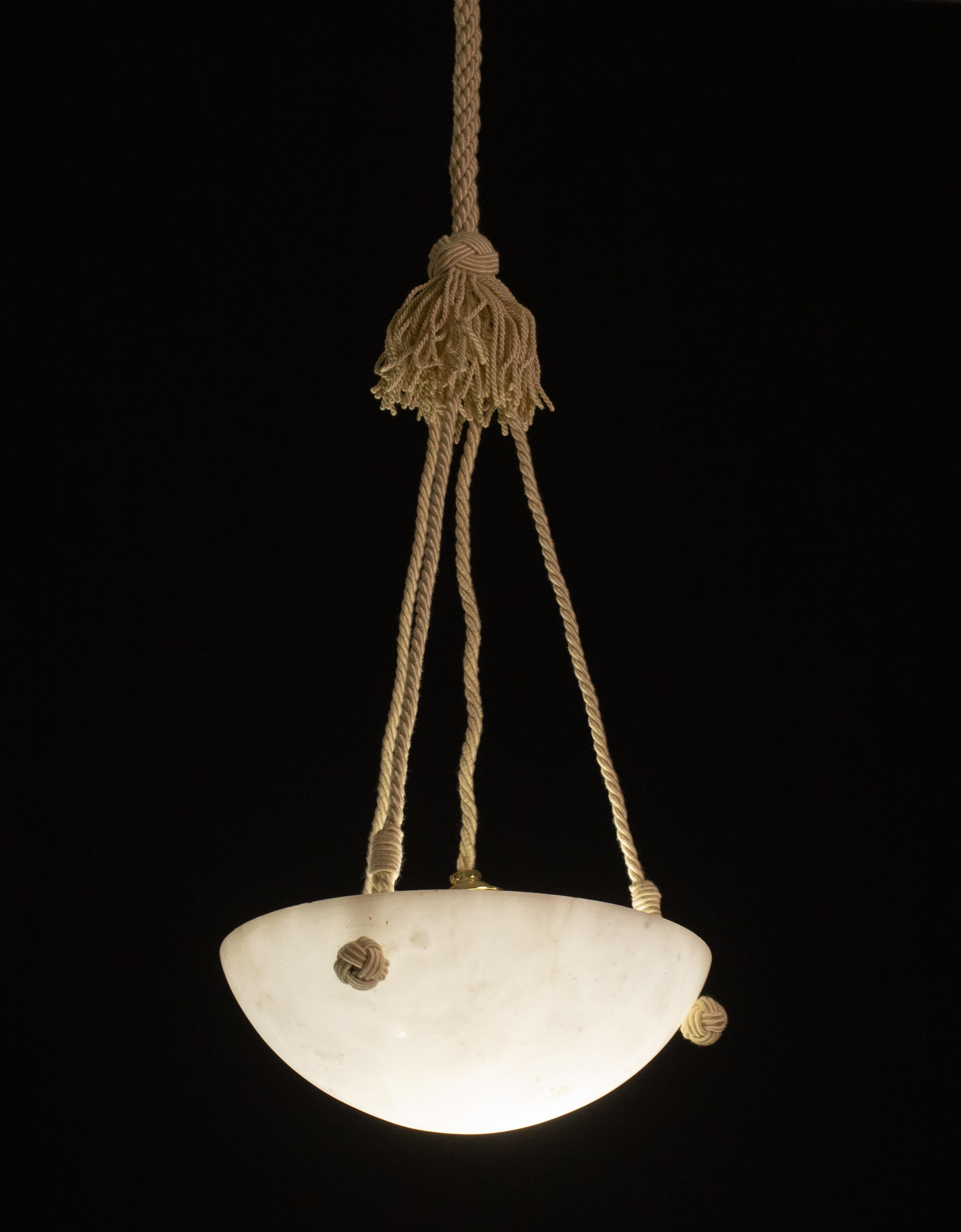 Art Decò White Alabaster Chandelier, 1950 In Good Condition For Sale In Roma, IT