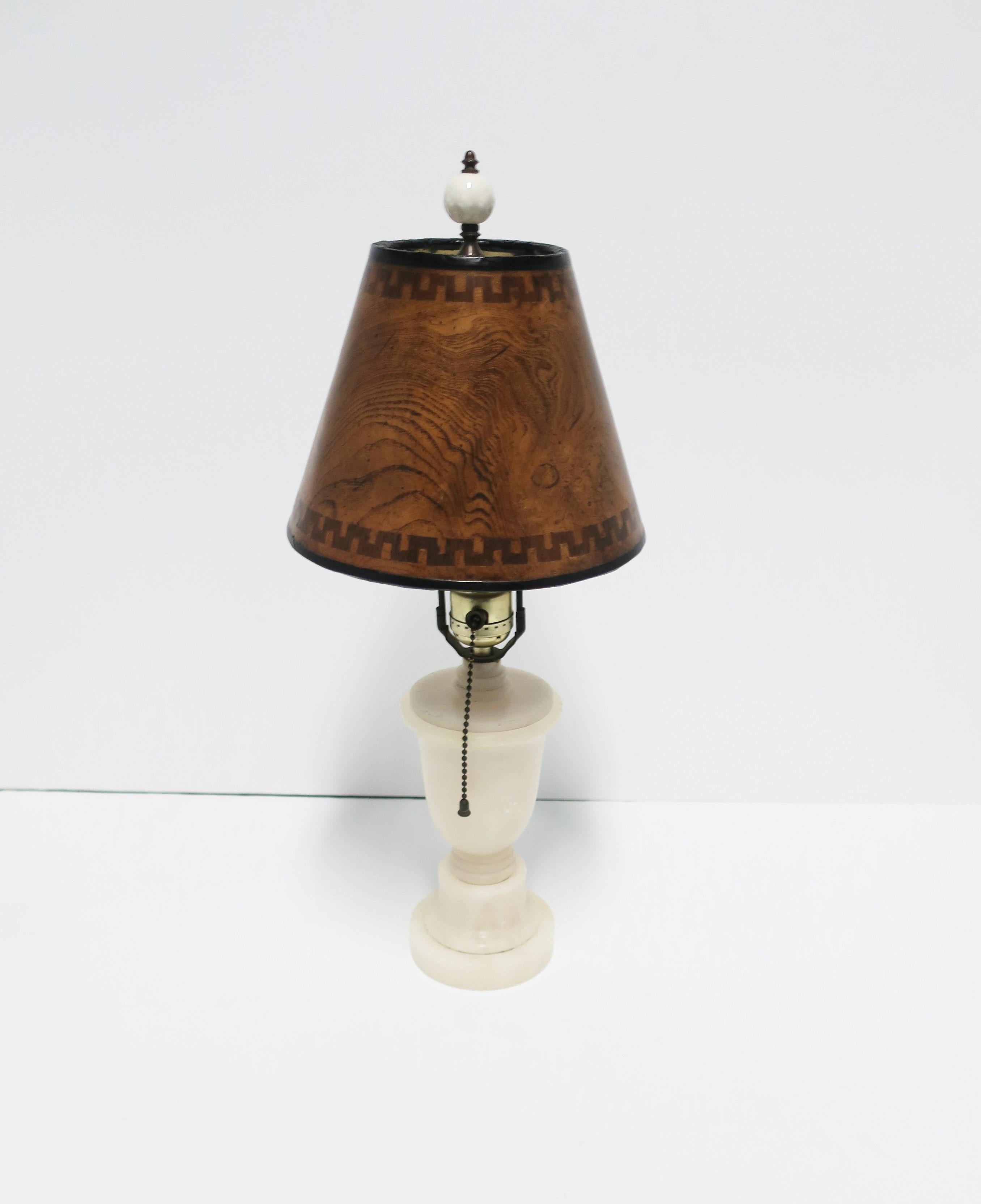 Marbre Lampe urne de bureau ou lampe de table Art Déco moderne italienne en marbre blanc et albâtre en vente