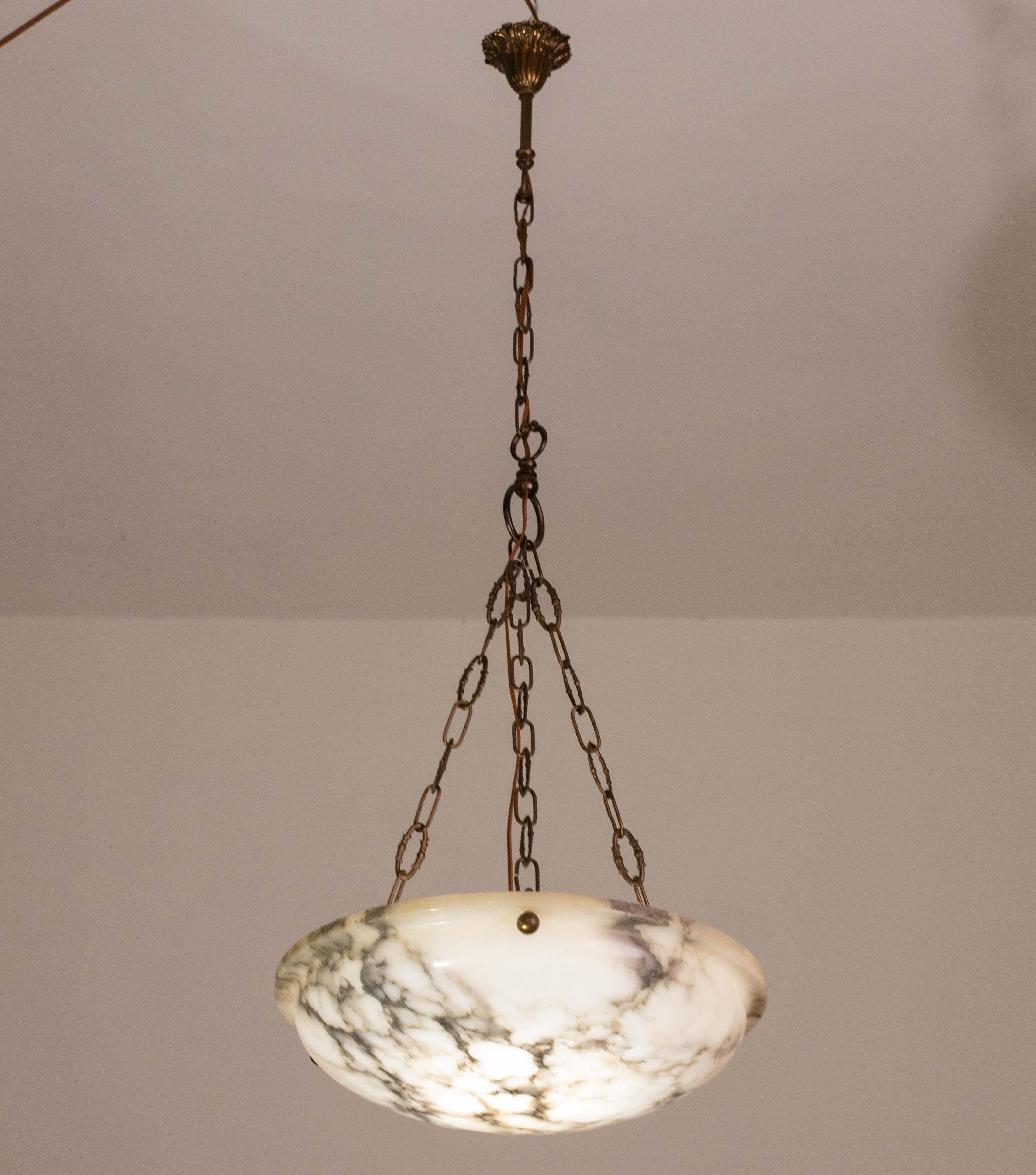Antike Alabaster-Hängelampe im Art-déco-Stil, ca. 1950er Jahre.
Ein einzelnes Stück Alabaster, wunderschön gearbeitet mit Schattierungen und Reflexen anderer Farben, wenn es beleuchtet wird, aufgehängt an drei originalen Ketten.
Das Licht, das durch