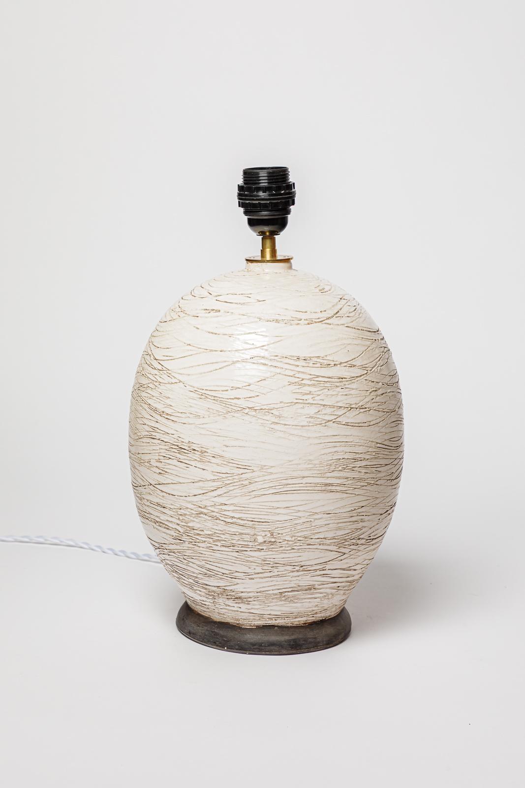 Art déco Lampe de table art déco en céramique blanche et noire du 20e siècle style Jean Besnard en vente