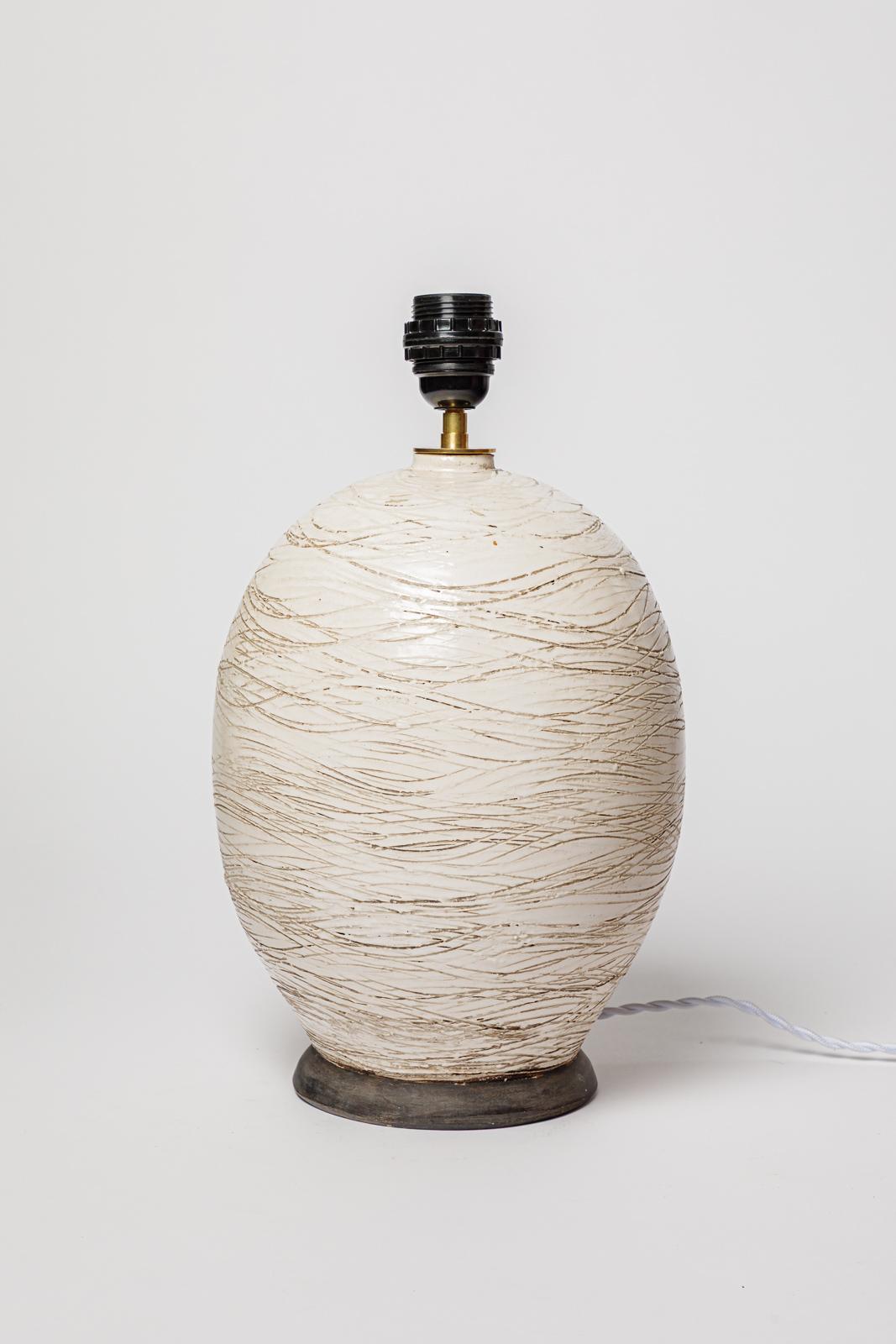 Français Lampe de table art déco en céramique blanche et noire du 20e siècle style Jean Besnard en vente