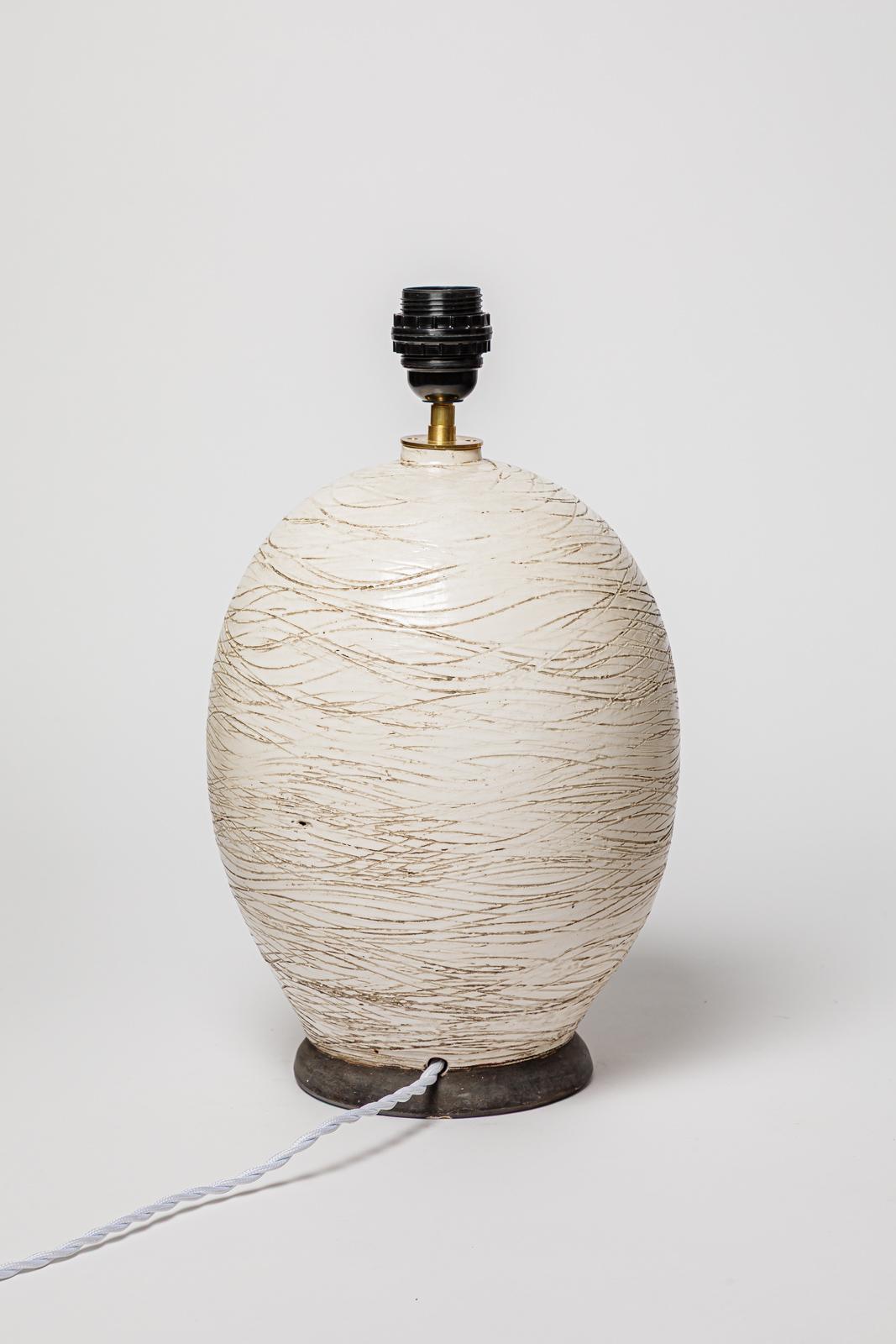 20ième siècle Lampe de table art déco en céramique blanche et noire du 20e siècle style Jean Besnard en vente