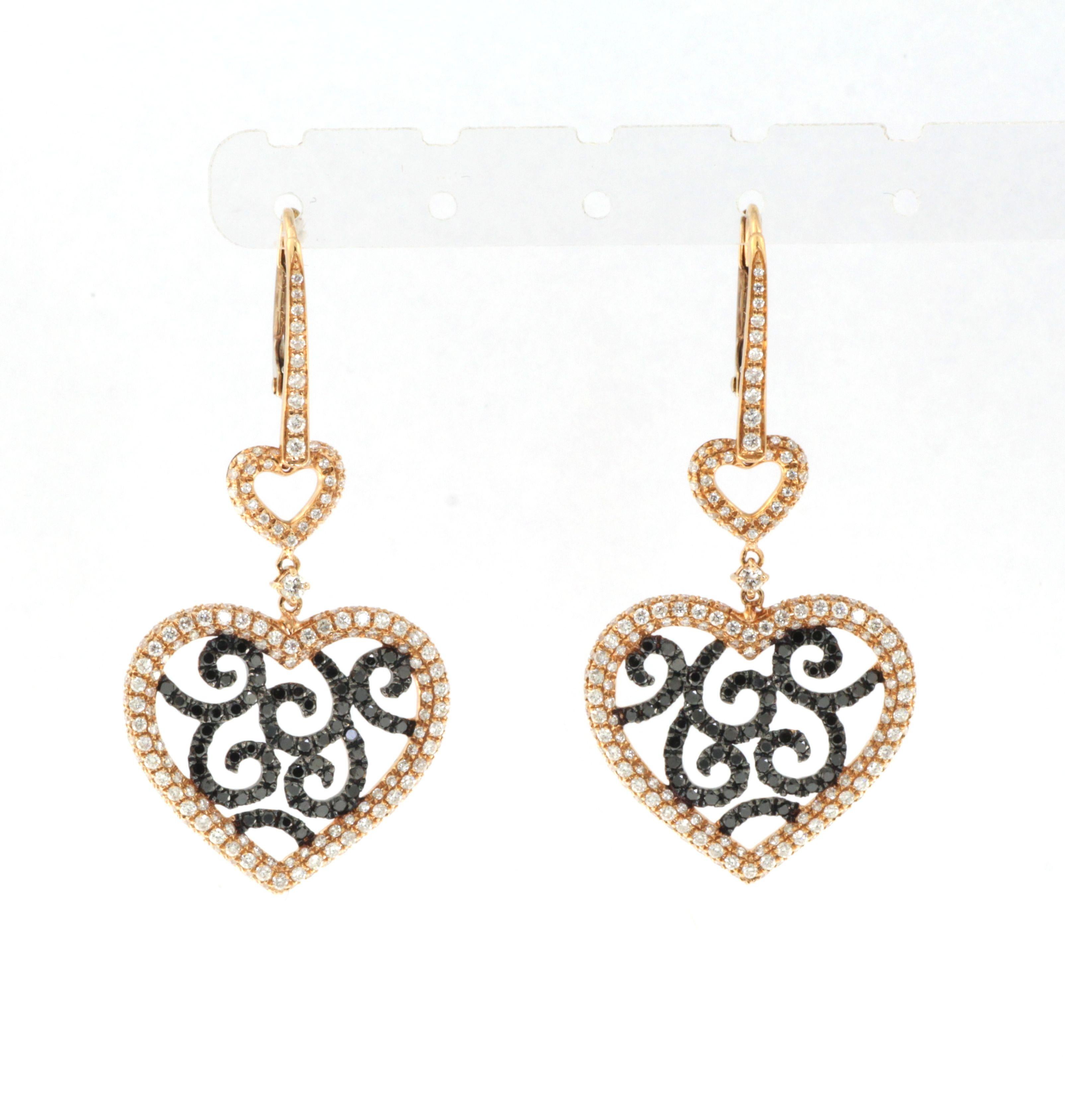 Art Deco White and Black Diamonds Heart Shape Dangle Earrings in 18k Rose Gold In New Condition For Sale In Hong Kong, HK