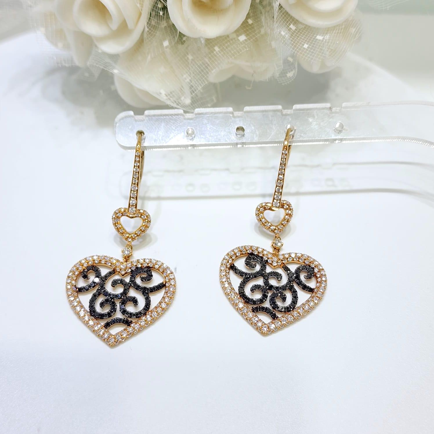 Orecchini Art Deco a forma di cuore con diamanti bianchi e neri in oro rosa 18 ct. in vendita 2