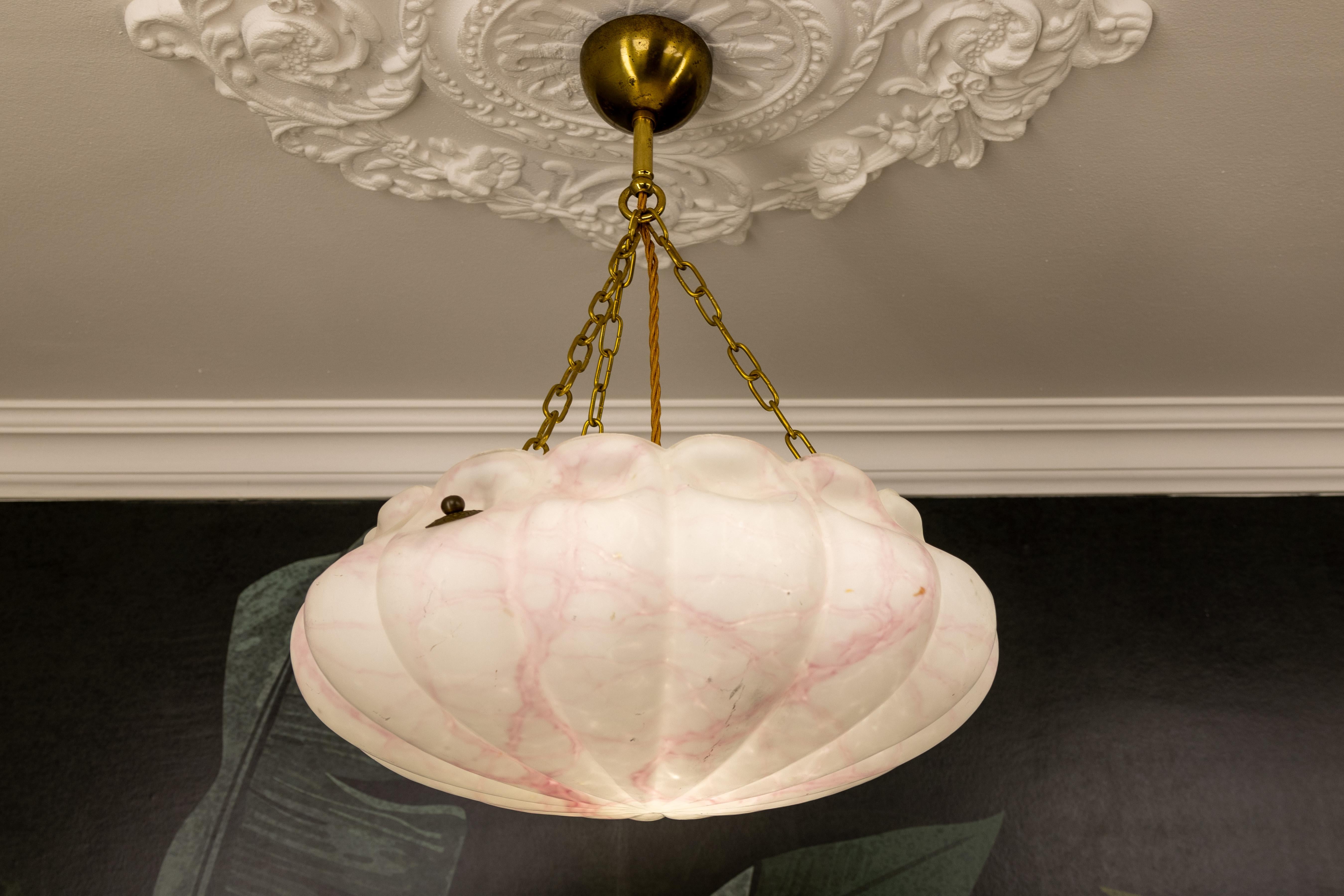 Art Deco White and Pink Marbled Glass and Brass Pendant Light, 1930s In Good Condition For Sale In Barntrup, DE