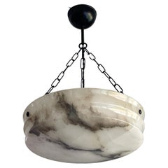 Ciondolo in alabastro bianco e nero di Art Deco con. Catene e baldacchino anneriti alla menta 1920