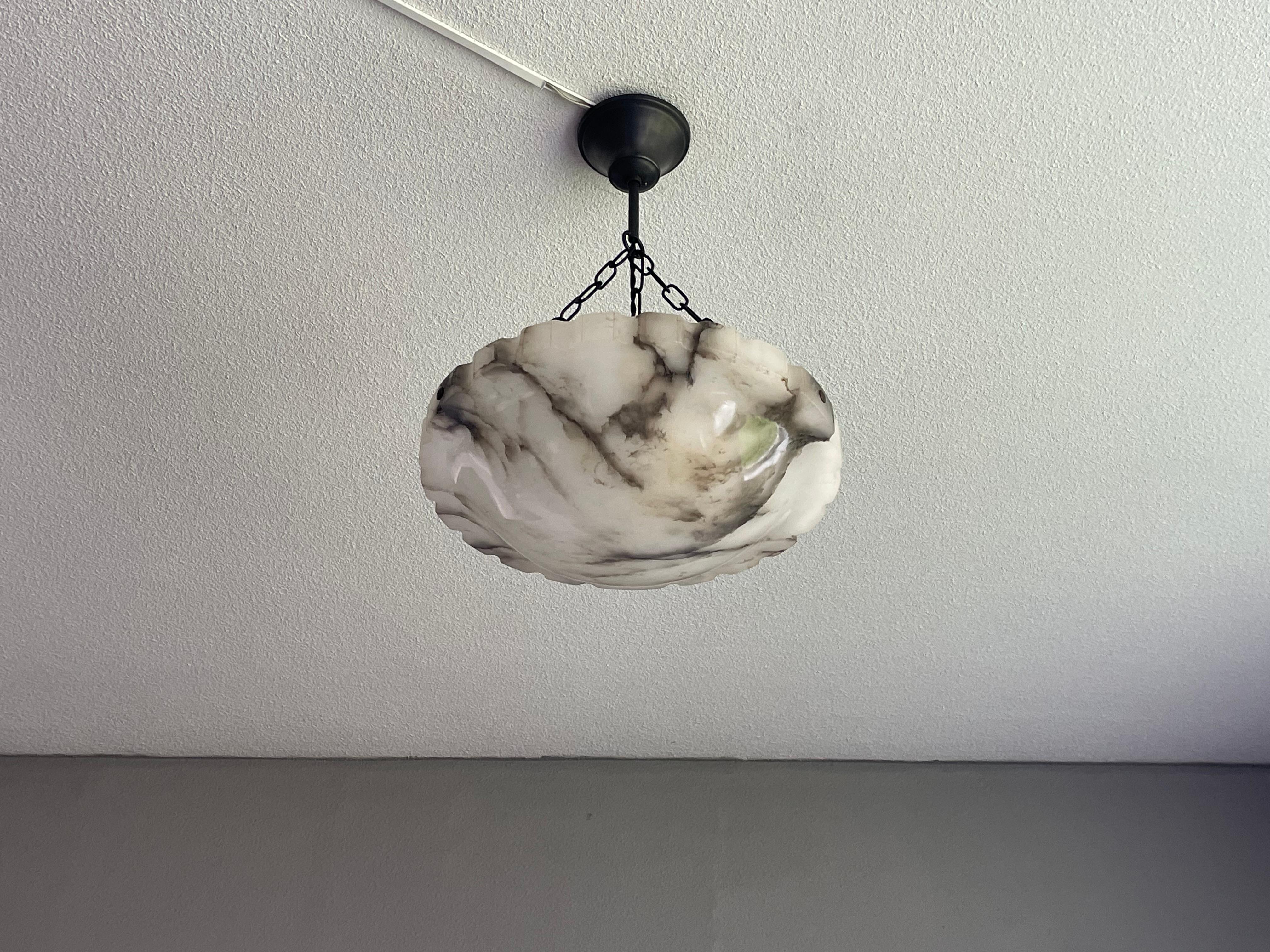 Pendentif Art Déco en albâtre blanc et noir. Abat-jour menthe et baldaquin en laiton noirci 5