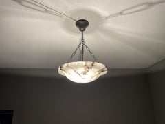 Ciondolo in alabastro bianco e nero di Art Deco con. Paralume color menta e baldacchino in ottone annerito