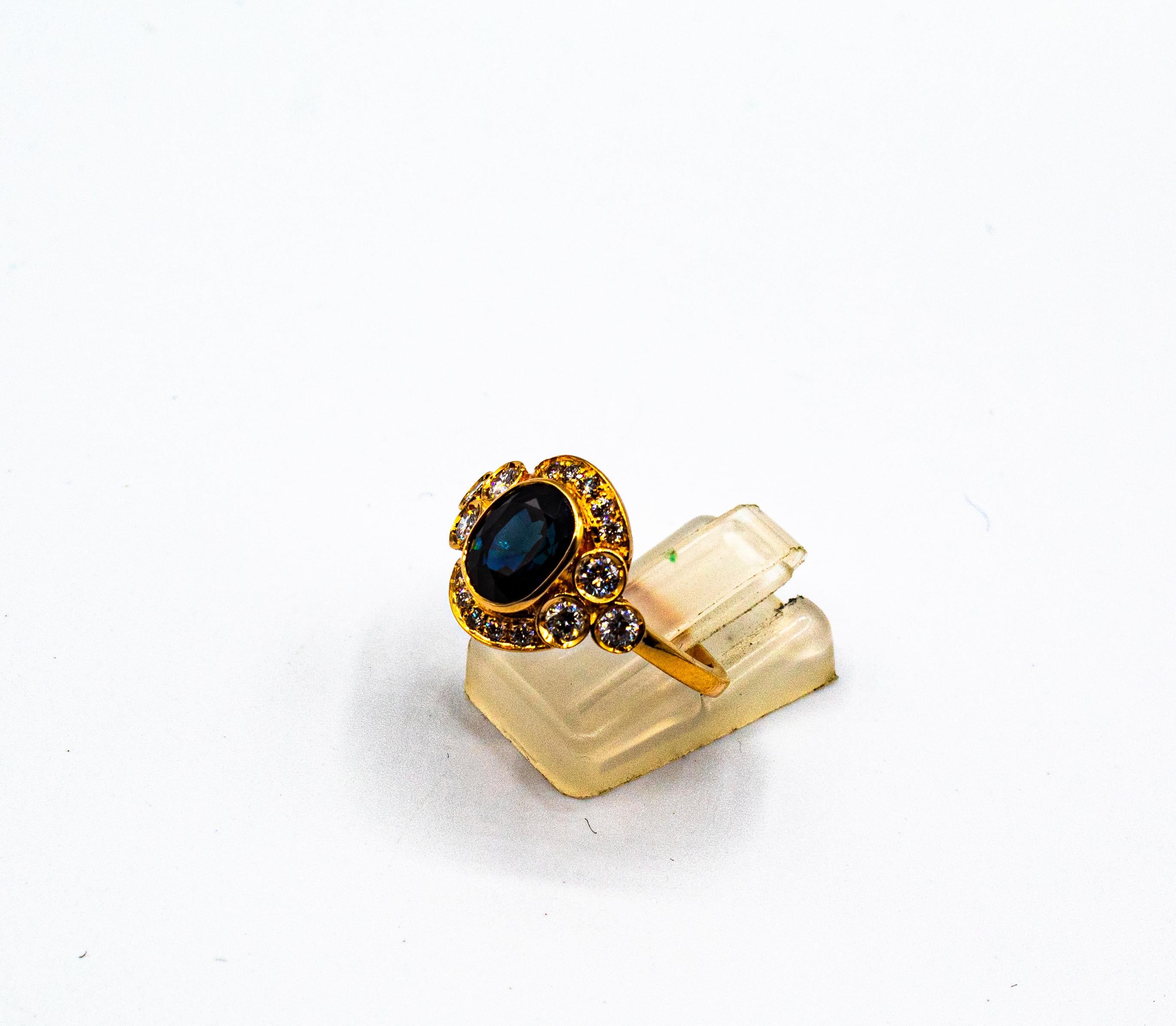 Anello da cocktail in oro giallo Art Deco con diamante bianco taglio brillante e zaffiro blu in vendita 2