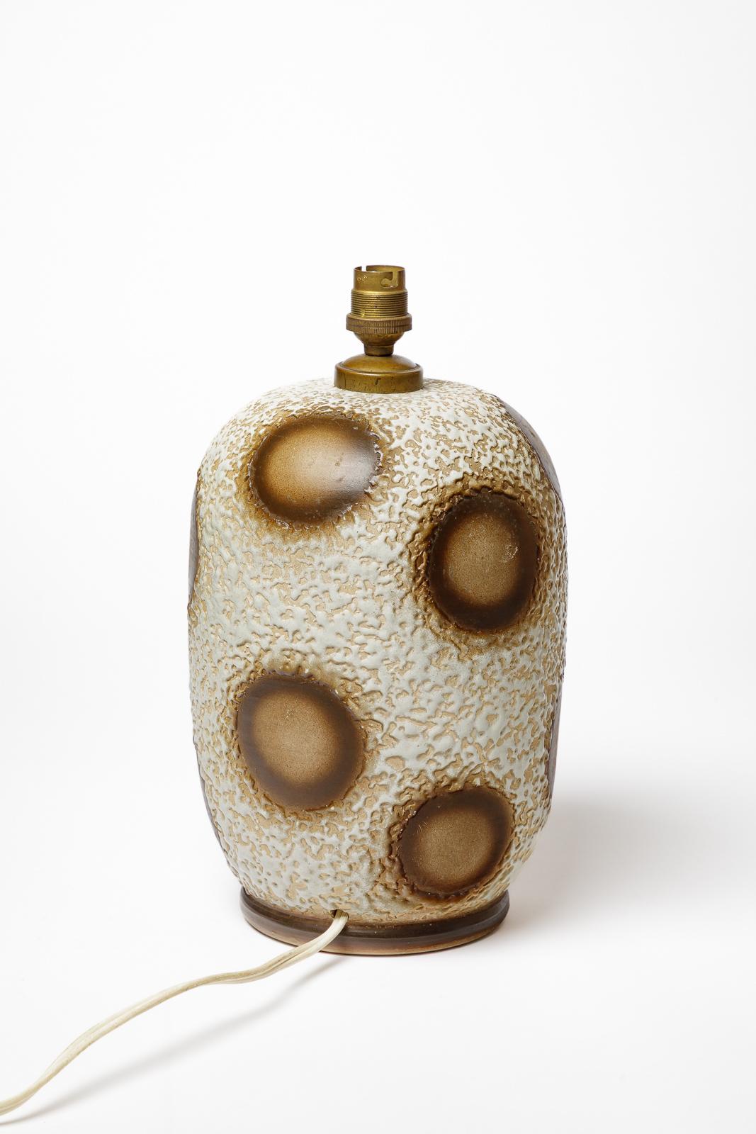Lampada da tavolo Art déco in ceramica bianca, marrone e nera, circa 1940, design francese In condizioni ottime in vendita a Neuilly-en- sancerre, FR