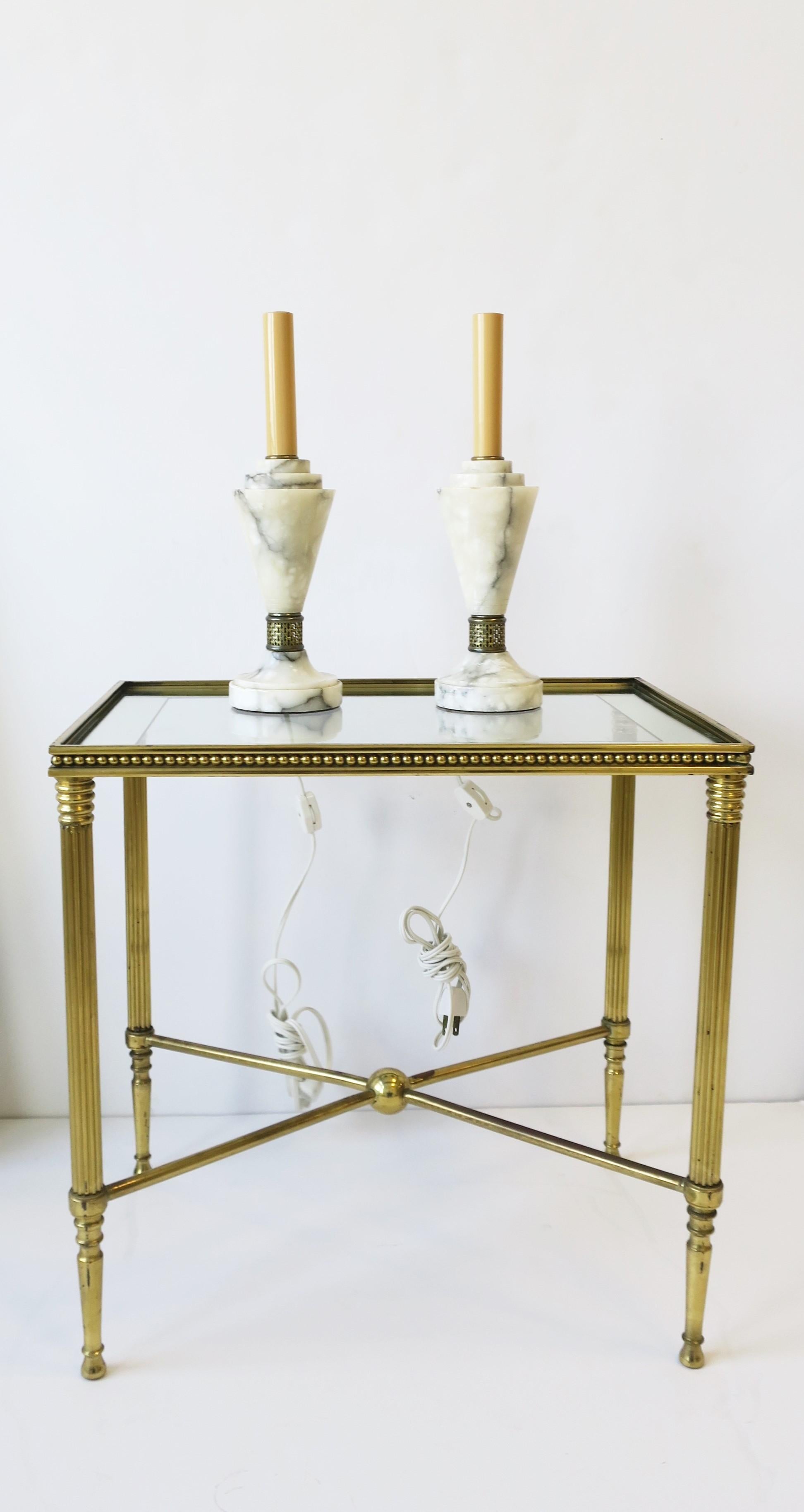 Moderne Art-Déco-Tischlampen aus Marmor, Paar (Französisch) im Angebot
