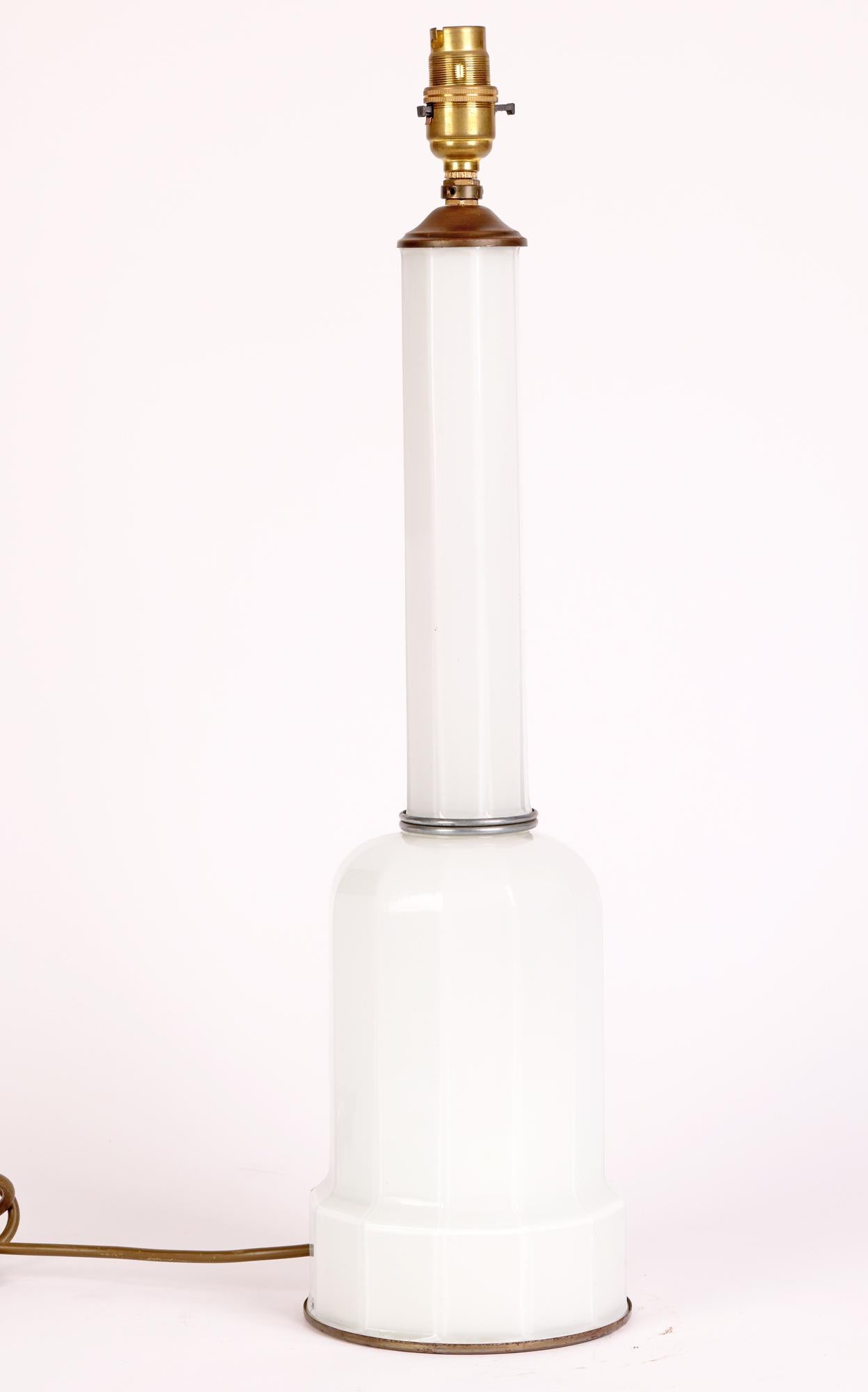 Pied de lampe Art Déco en verre blanc ciselé en forme de colonne en vente 10