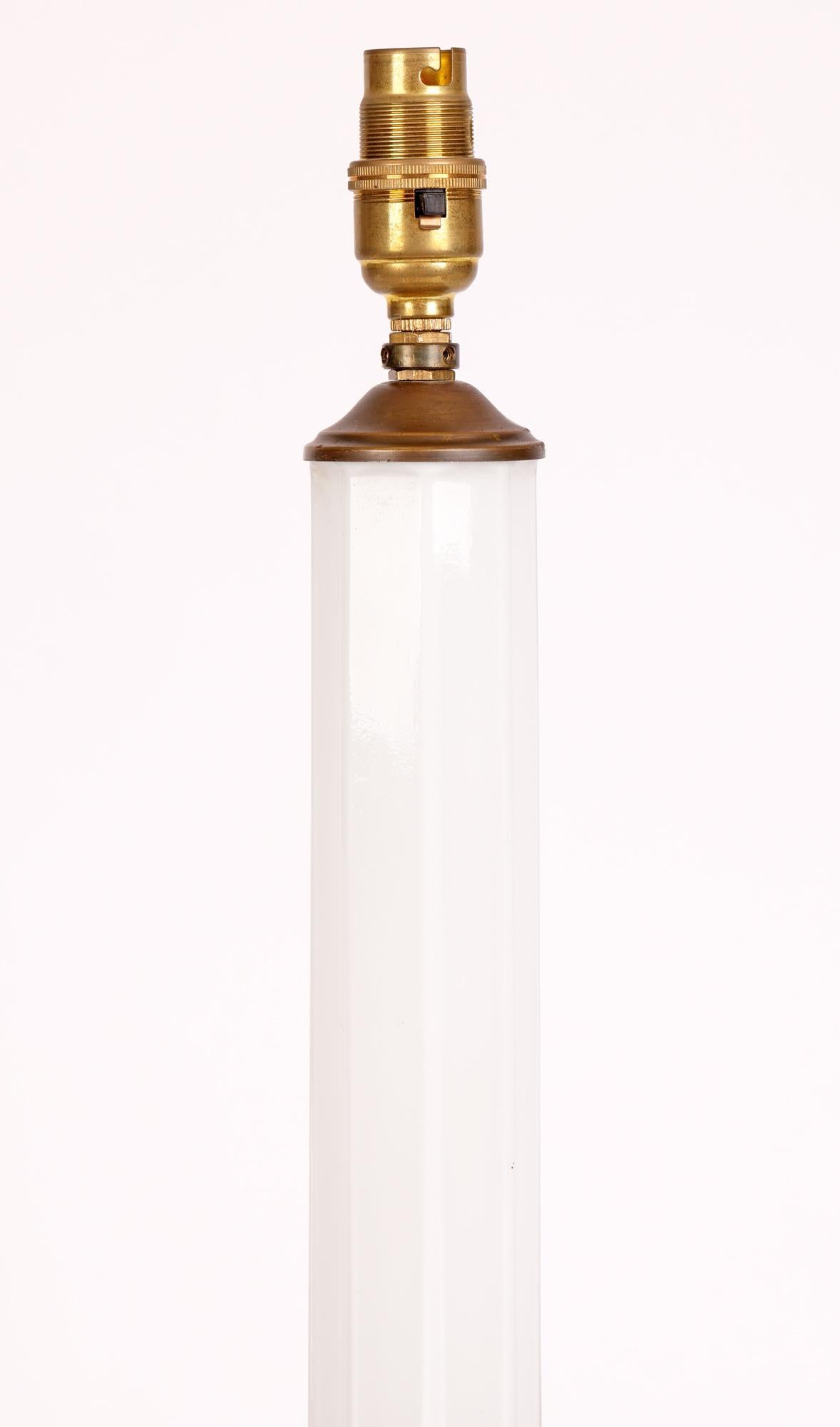 Une très élégante et haute base de lampe en forme de colonne en verre blanc, le design probablement basé sur un design de lampadaire de l'époque et datant entre 1930 et 1950. La lampe est fabriquée en deux sections, la section inférieure étant