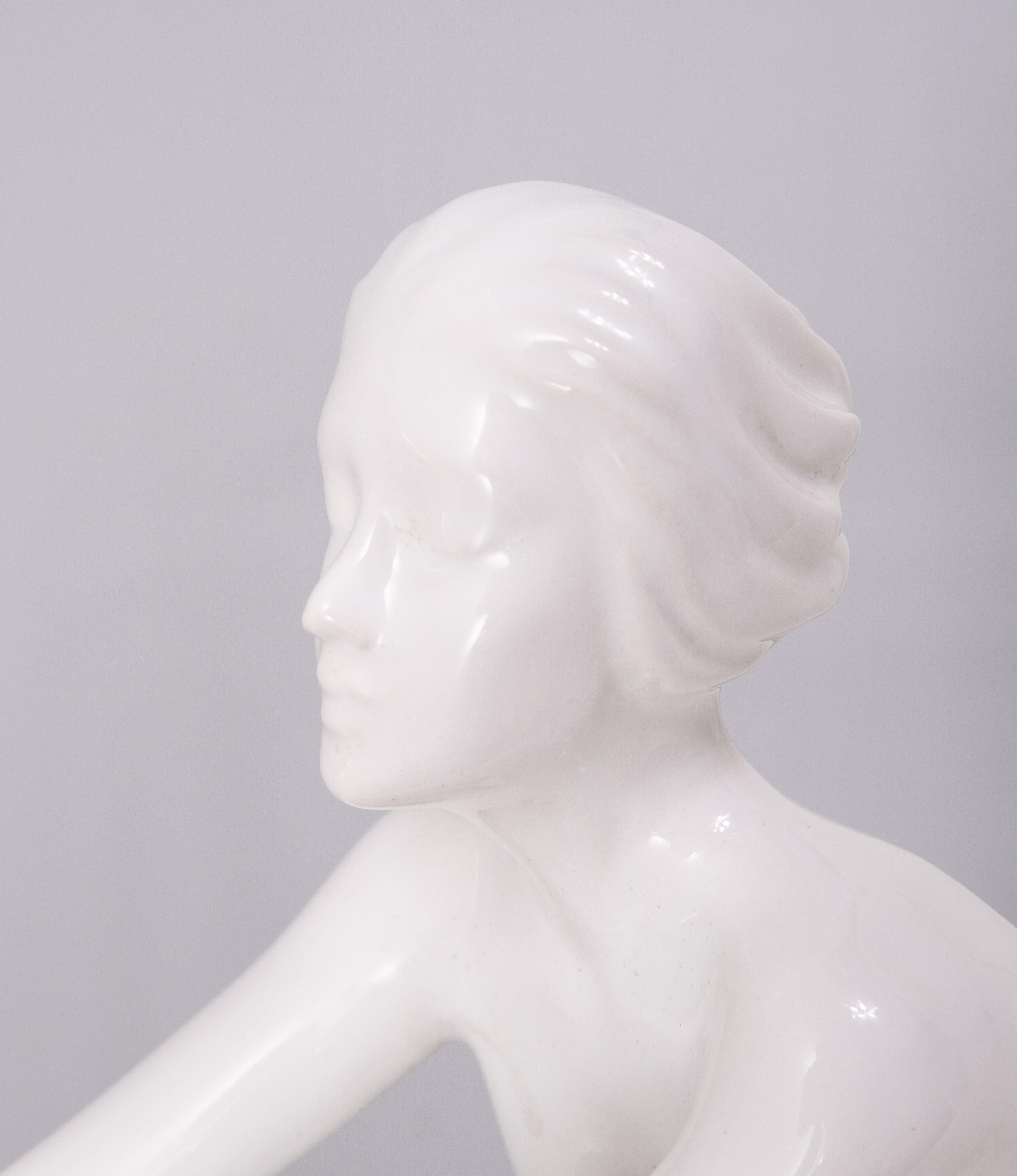  Art Deco  Weiße nackte Frau-Lampe aus weißer Keramik  Weltkugel  Italien  1970s (Art déco) im Angebot