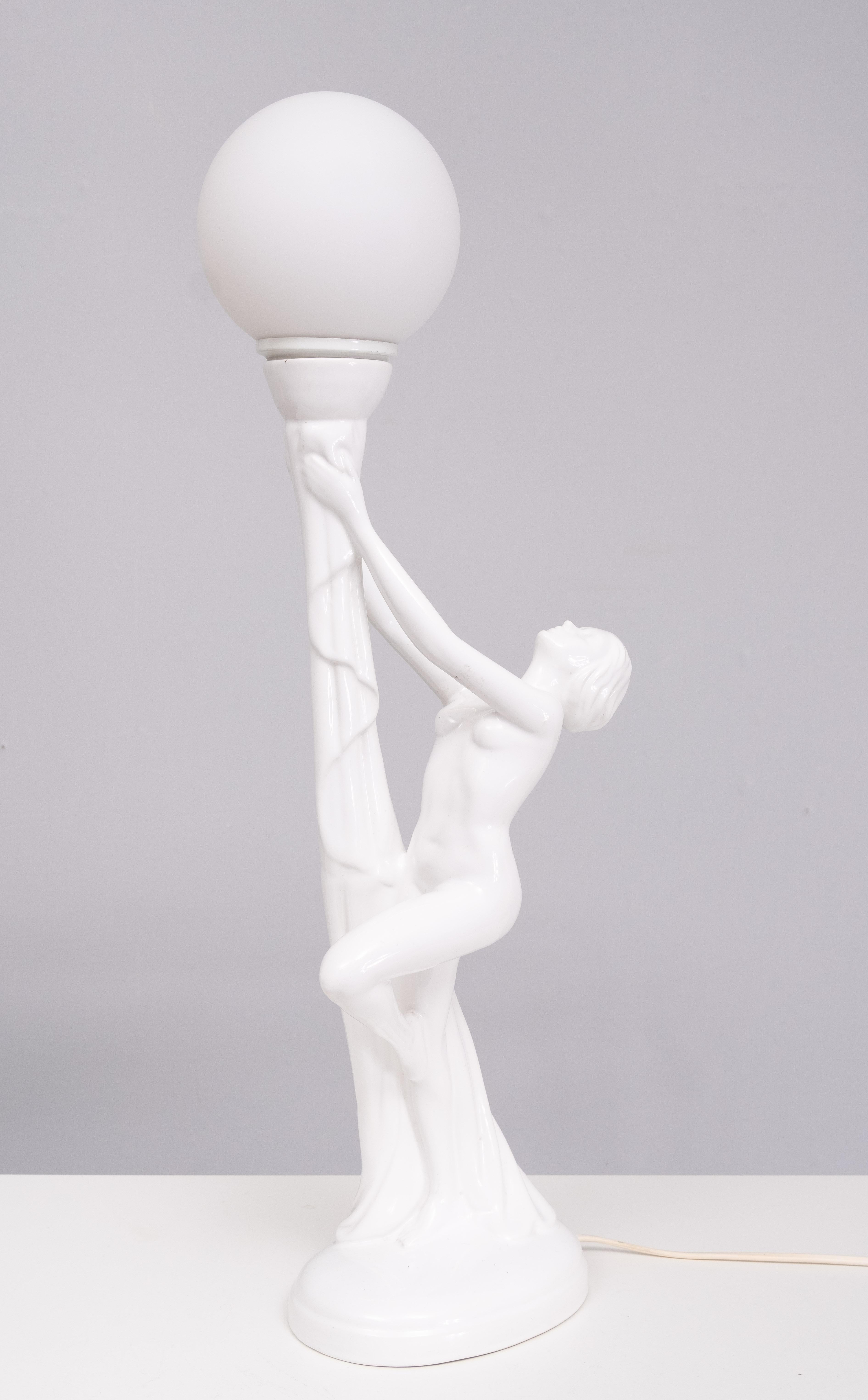  Art déco  Lampe femme nue en céramique blanche  Globe  Italie  1970s Bon état - En vente à Den Haag, NL