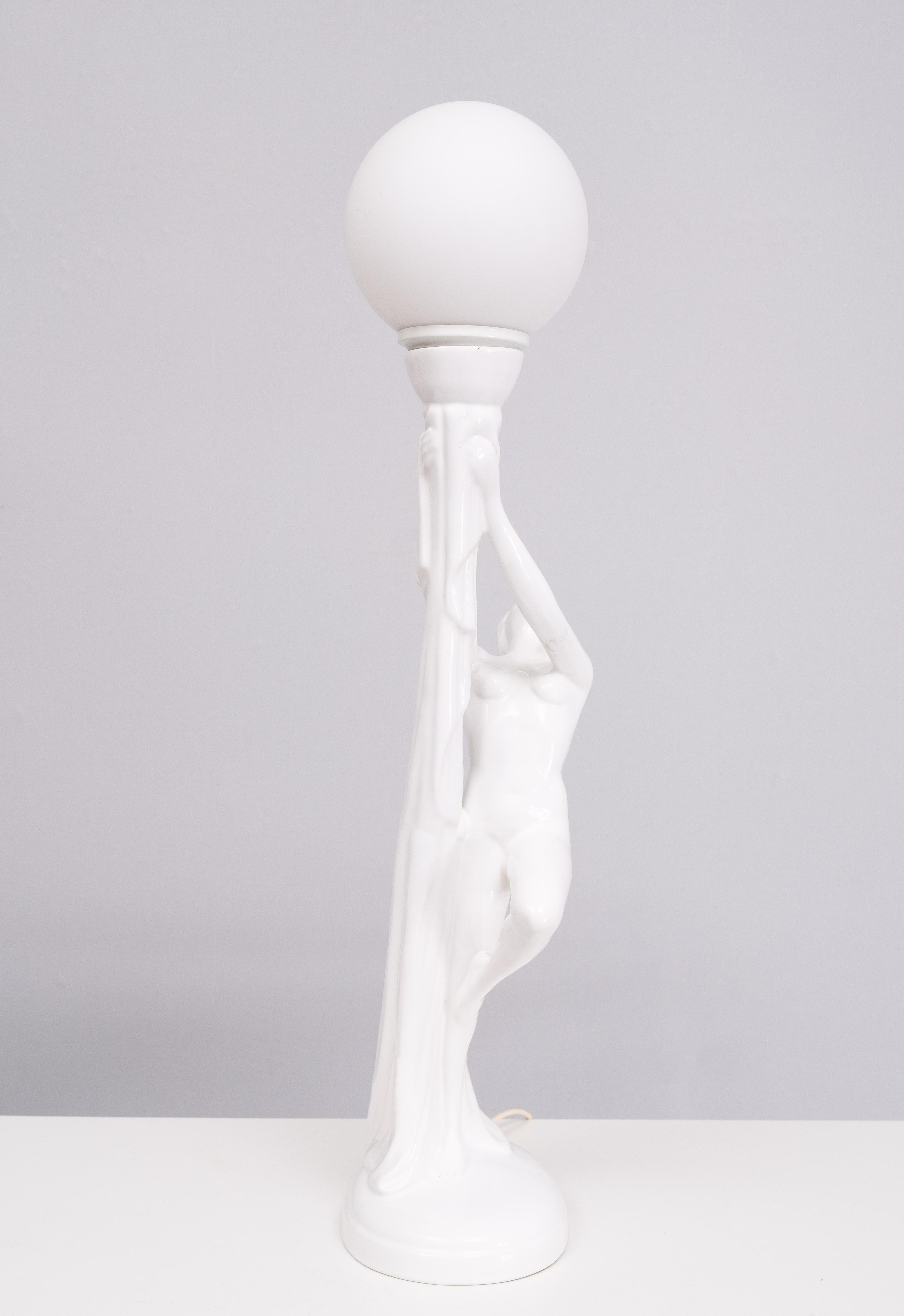 Fin du 20e siècle  Art déco  Lampe femme nue en céramique blanche  Globe  Italie  1970s en vente