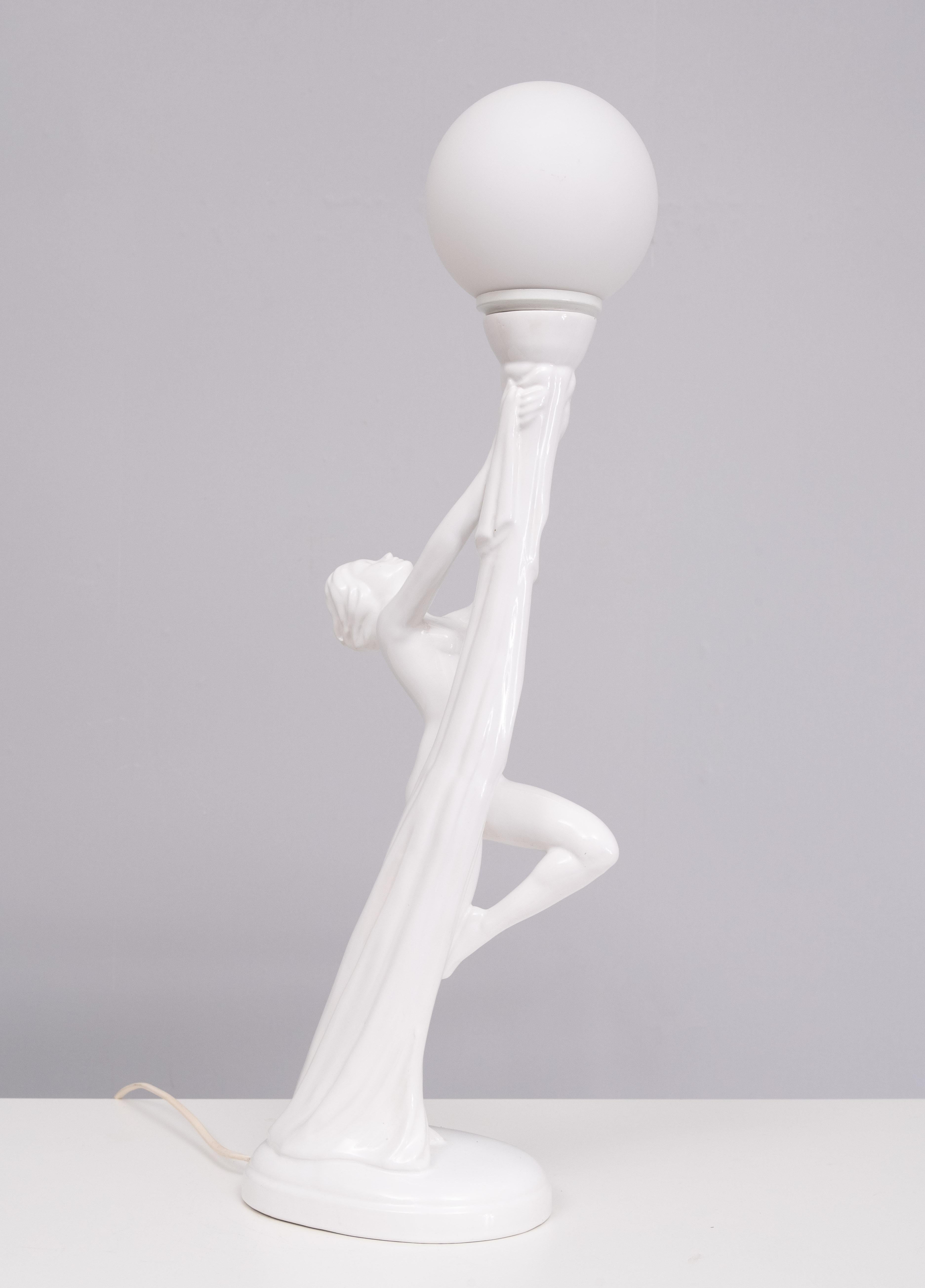  Art Deco  Weiße nackte Frau-Lampe aus weißer Keramik  Weltkugel  Italien  1970s (Ende des 20. Jahrhunderts) im Angebot