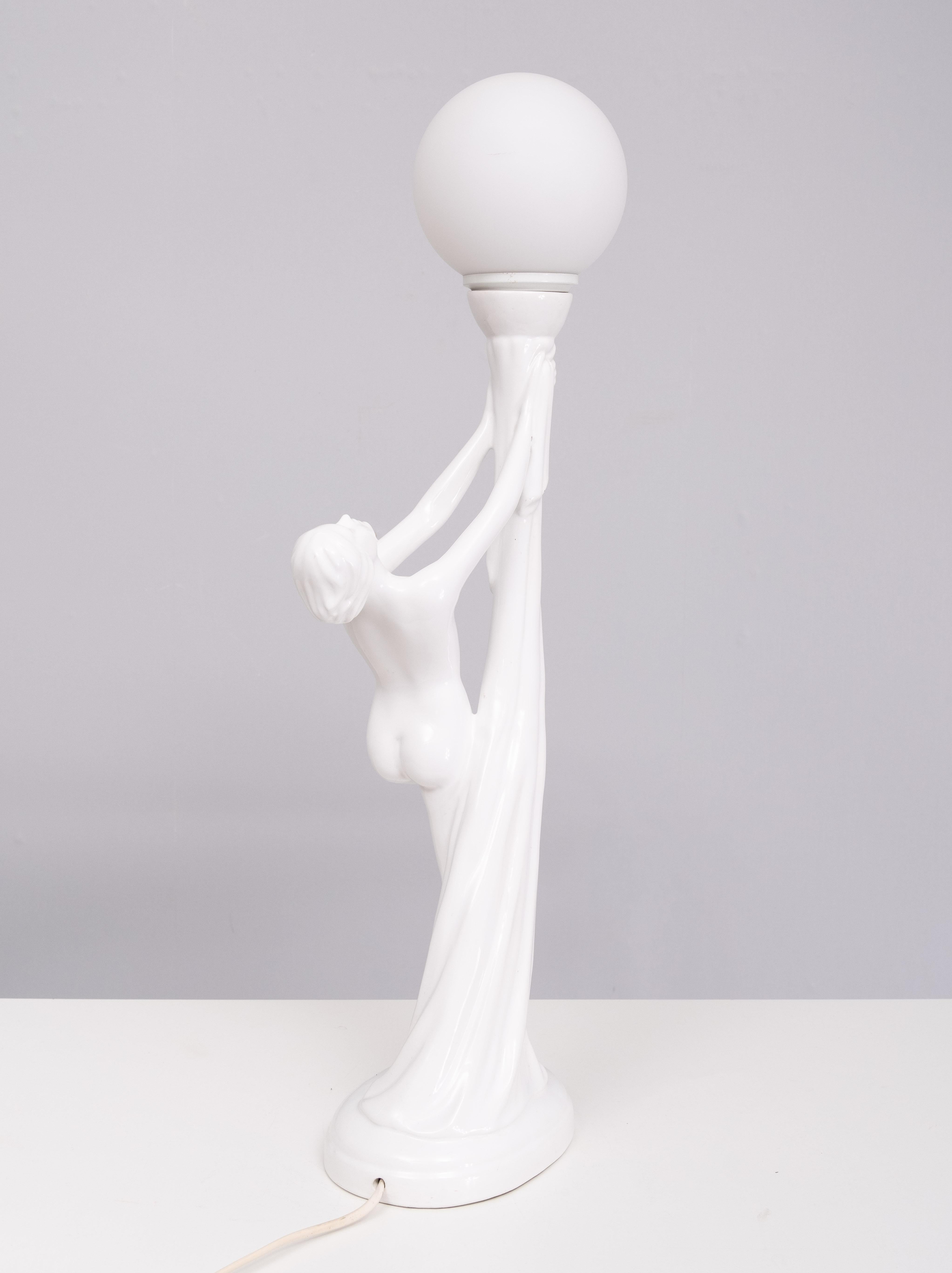  Art Deco  Weiße nackte Frau-Lampe aus weißer Keramik  Weltkugel  Italien  1970s im Angebot 1