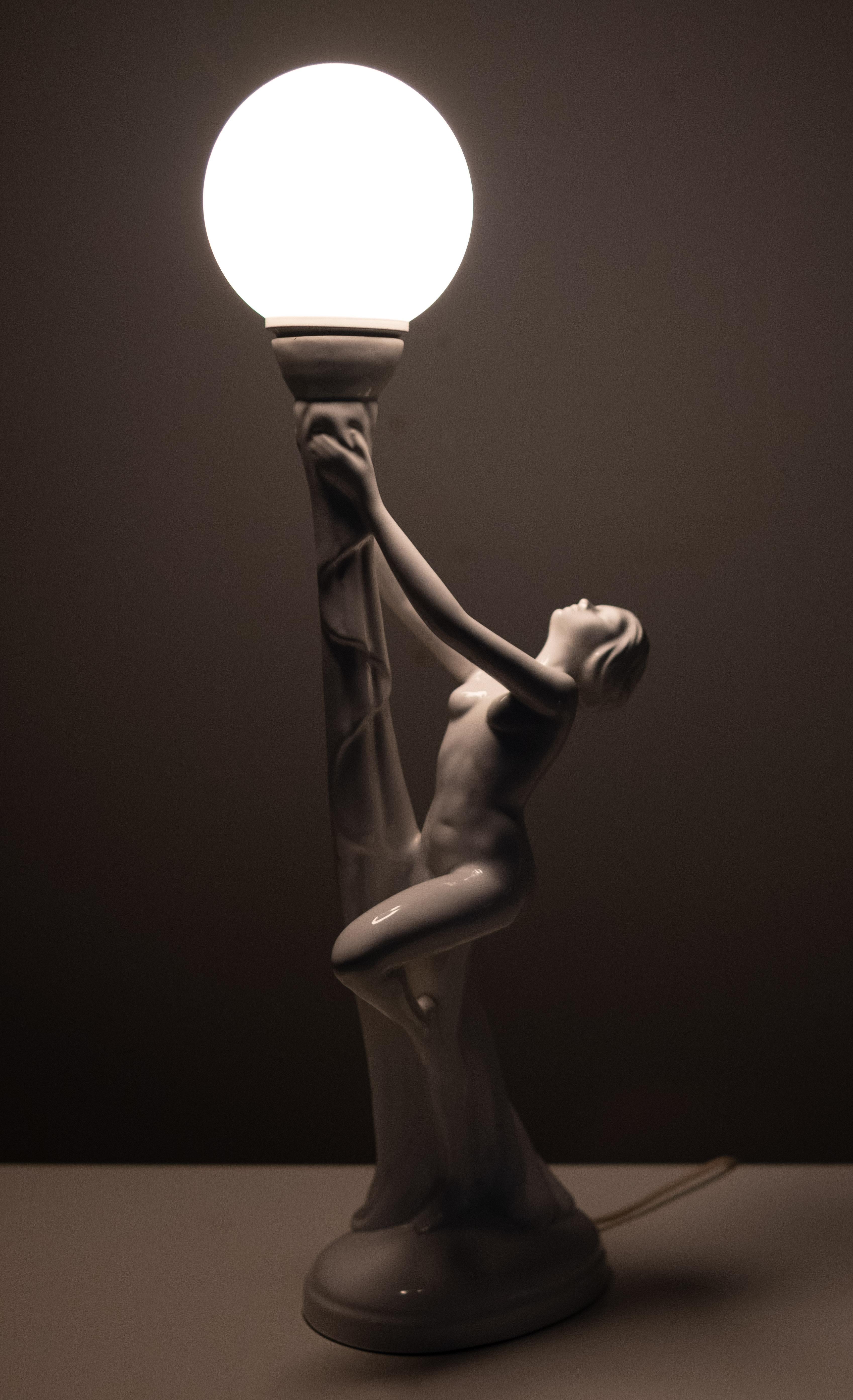  Art Deco  Weiße nackte Frau-Lampe aus weißer Keramik  Weltkugel  Italien  1970s im Angebot 3