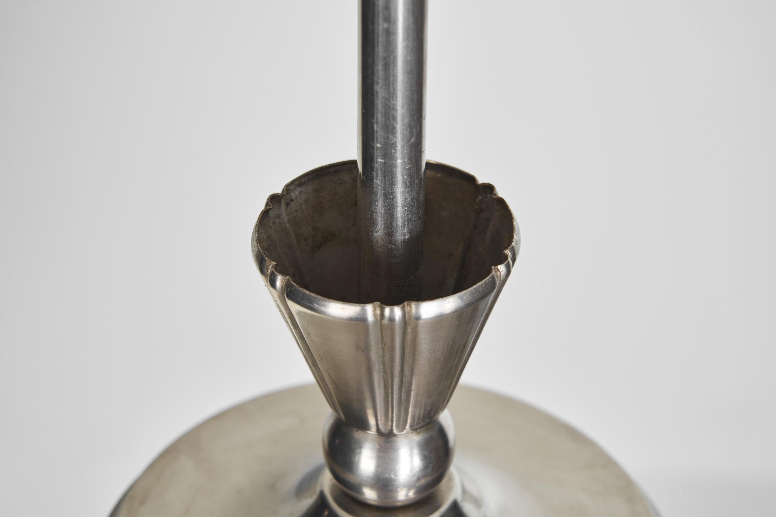 Lampada a sospensione Art Deco in metallo cromato bianco e vetro opalino, Europa, 1920 ca. in vendita 3