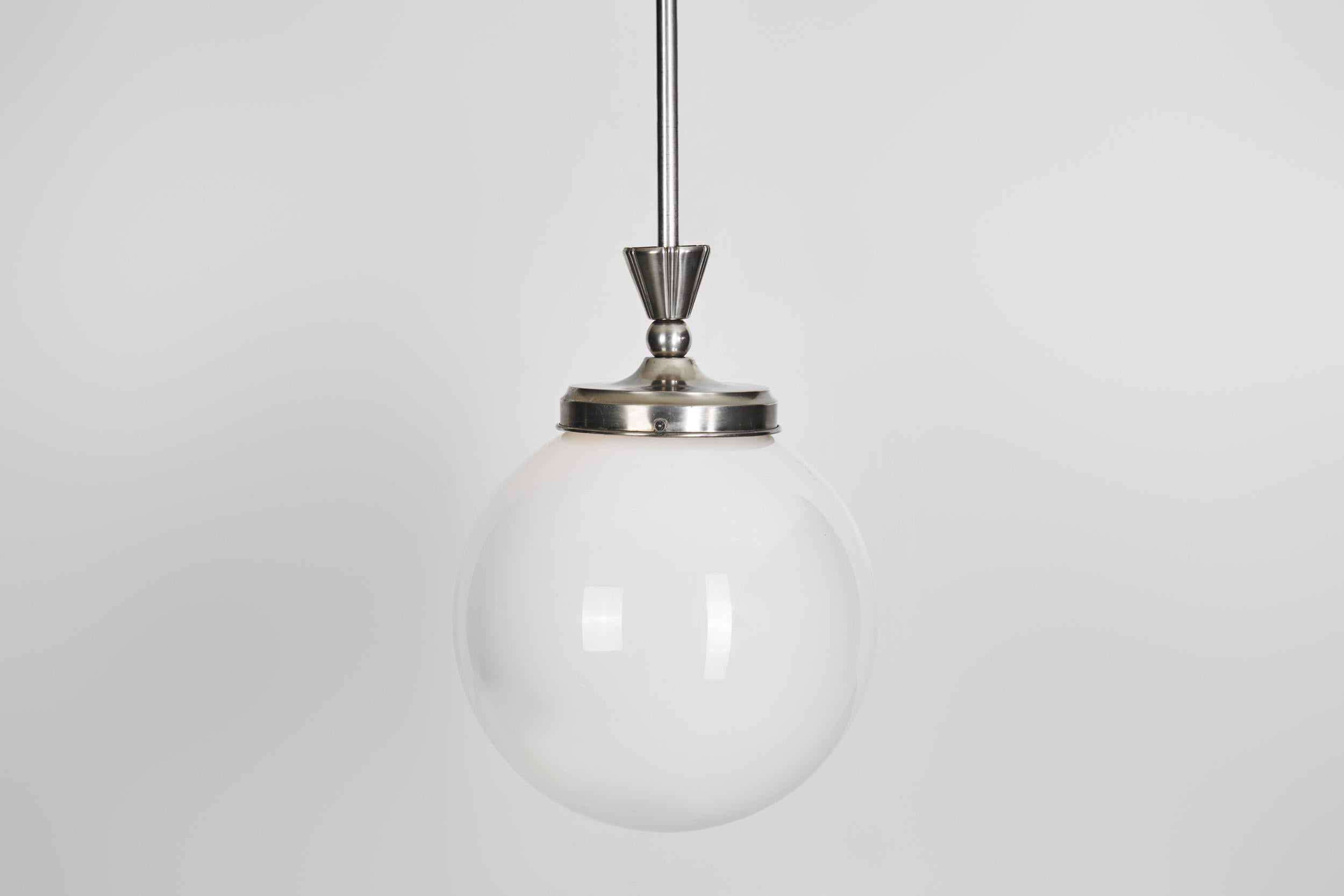 Lampada a sospensione Art Deco in metallo cromato bianco e vetro opalino, Europa, 1920 ca. in vendita 4
