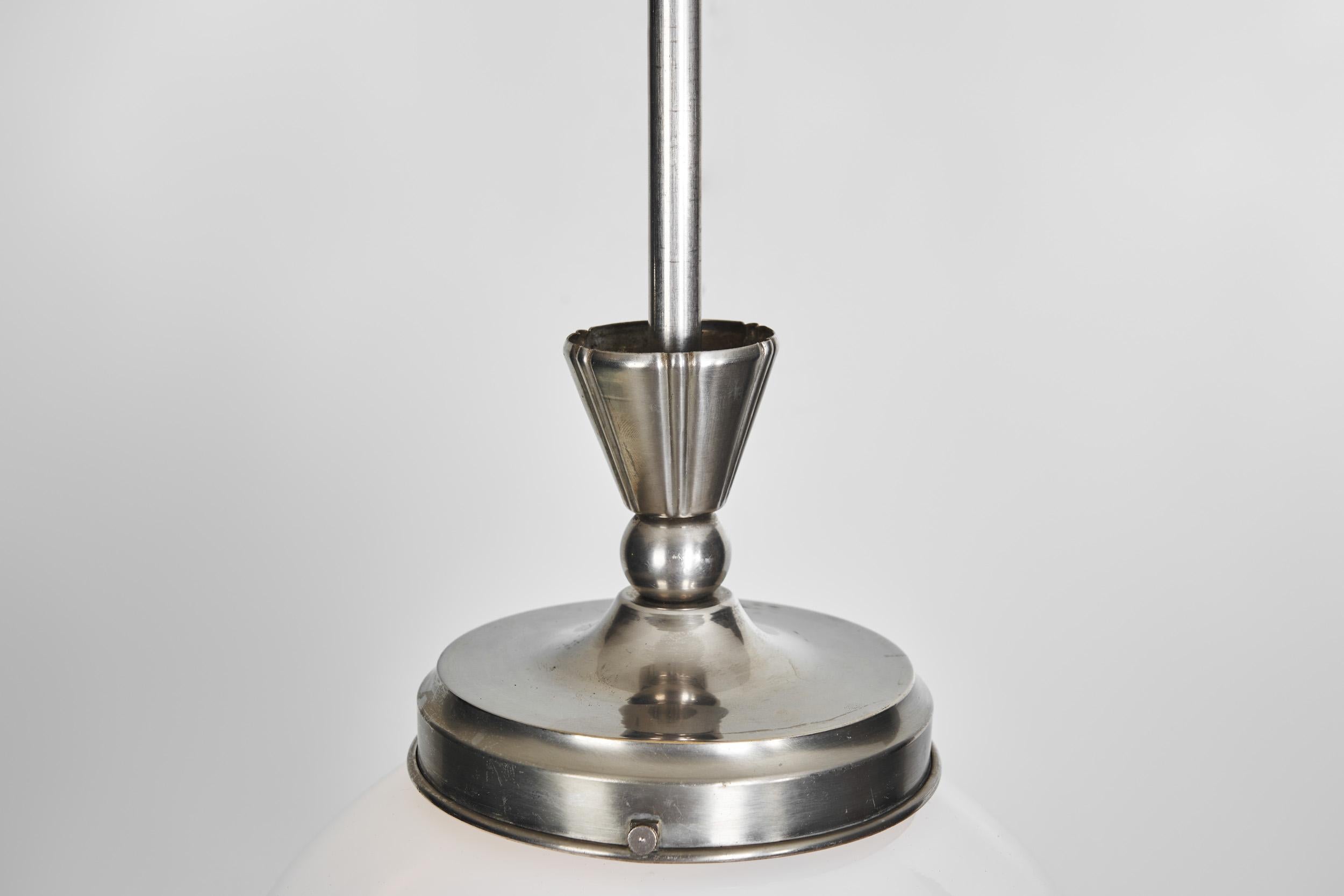 Lampada a sospensione Art Deco in metallo cromato bianco e vetro opalino, Europa, 1920 ca. in vendita 5