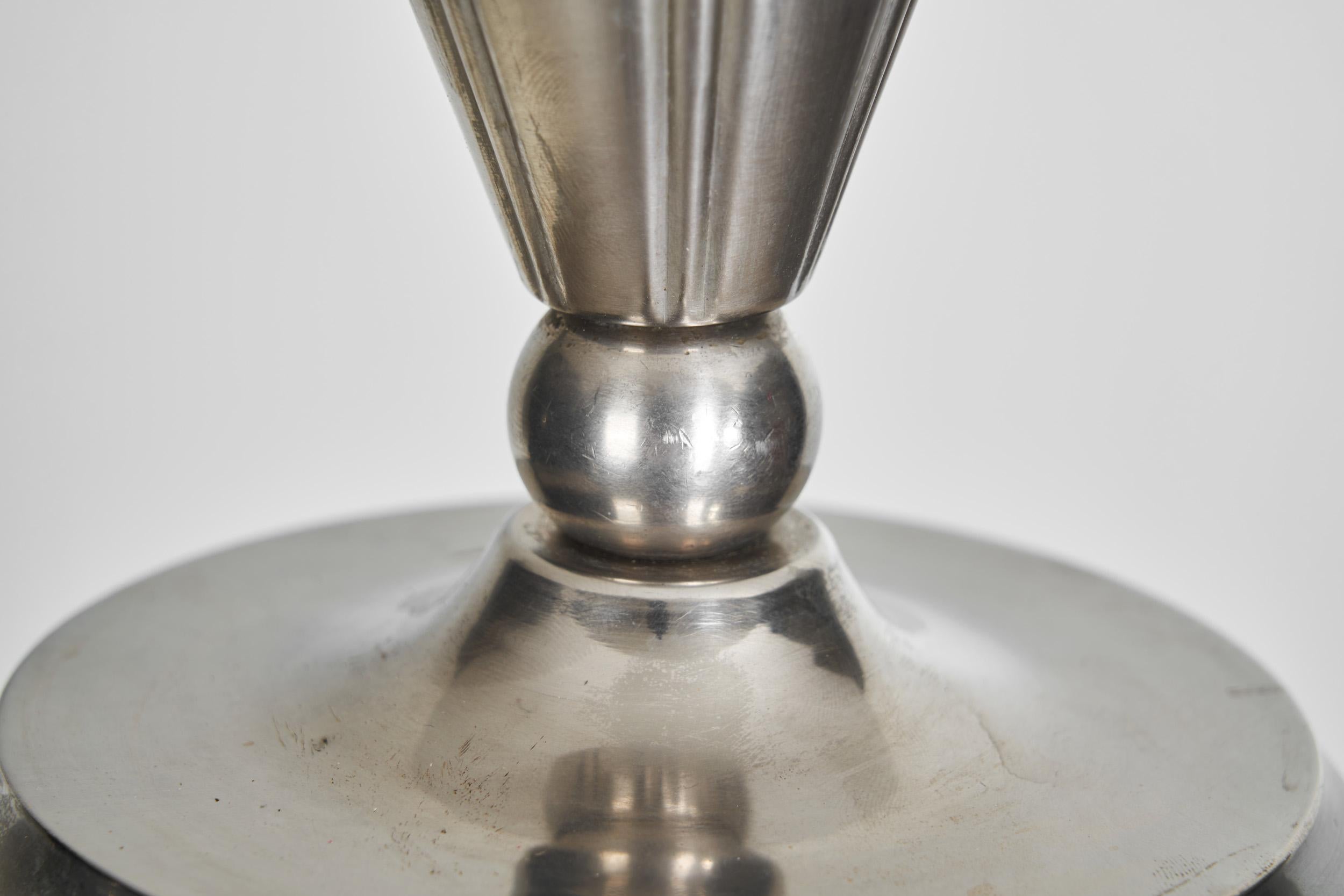 Lampada a sospensione Art Deco in metallo cromato bianco e vetro opalino, Europa, 1920 ca. in vendita 6