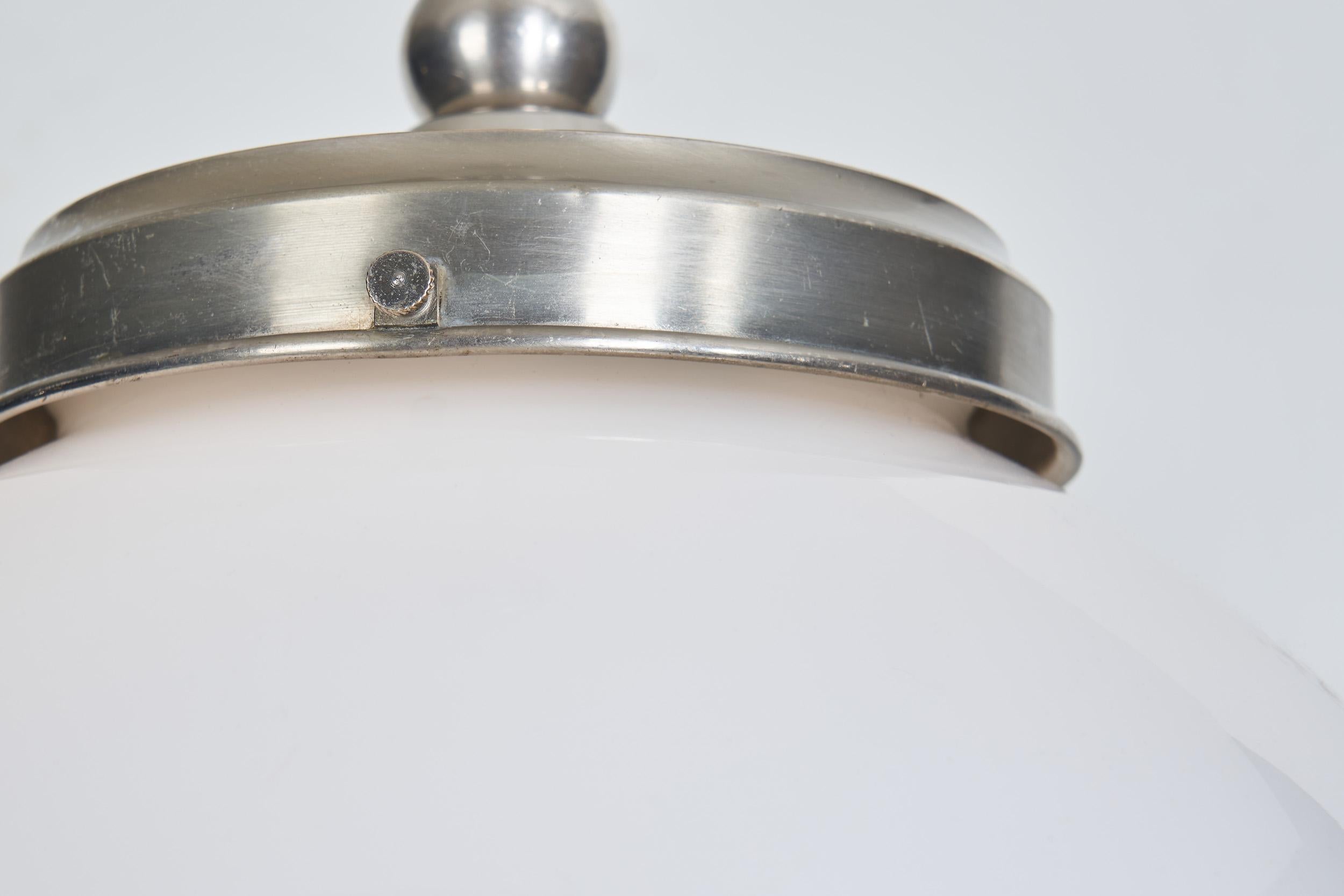 Lampada a sospensione Art Deco in metallo cromato bianco e vetro opalino, Europa, 1920 ca. in vendita 7