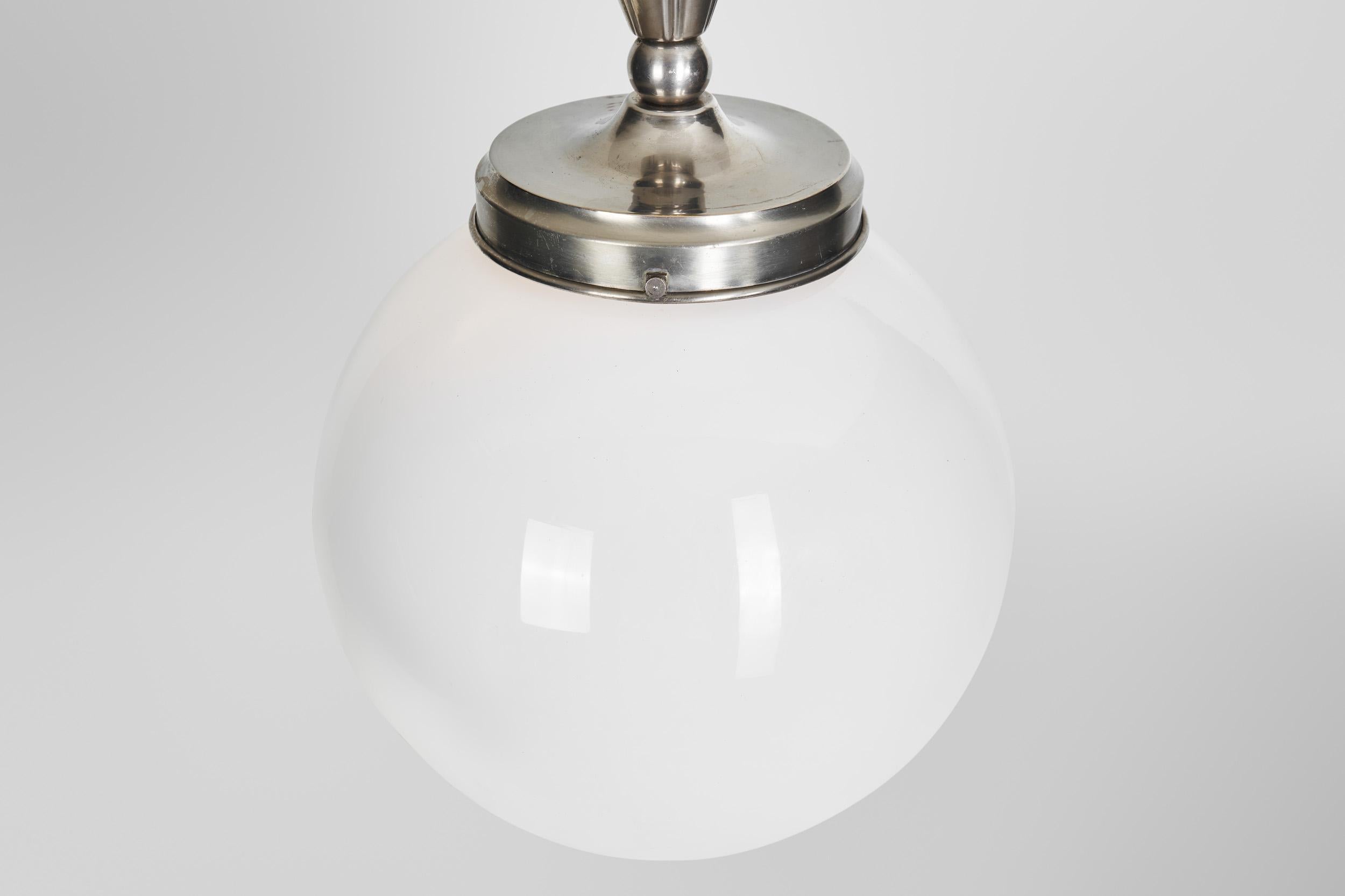 Lampada a sospensione Art Deco in metallo cromato bianco e vetro opalino, Europa, 1920 ca. in vendita 8