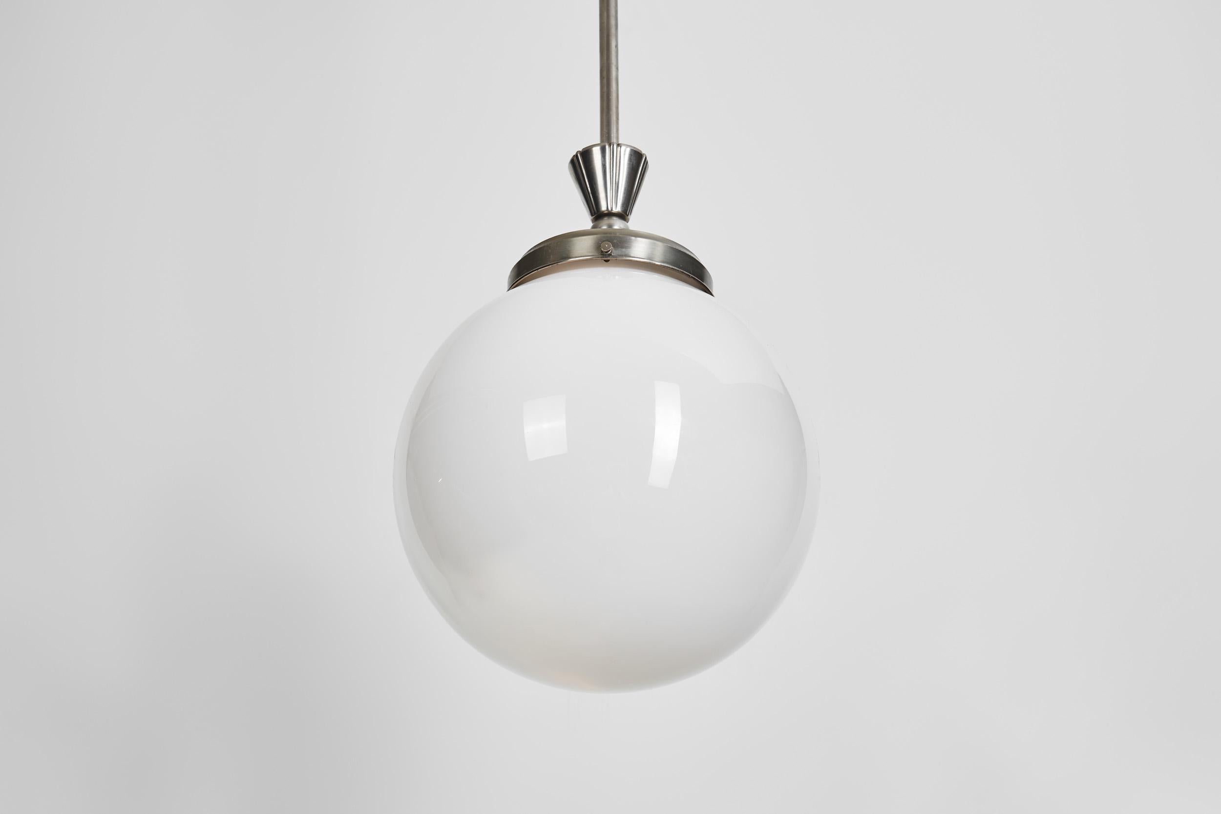 Lampada a sospensione Art Deco in metallo cromato bianco e vetro opalino, Europa, 1920 ca. in vendita 9
