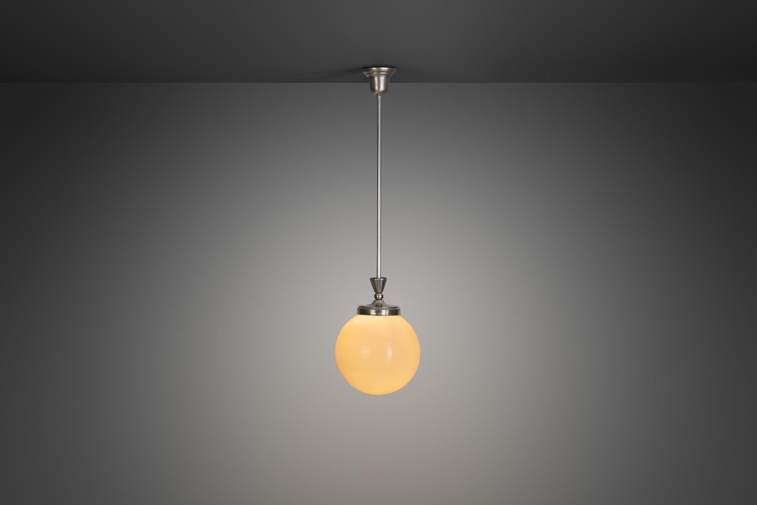 L'illuminazione Art Deco utilizzava forme e motivi geometrici semplici con linee simmetriche e pulite per dare un nuovo e audace look all'illuminazione moderna degli anni '20 e '30. Con la diffusione dell'elettricità, si apriva un mondo